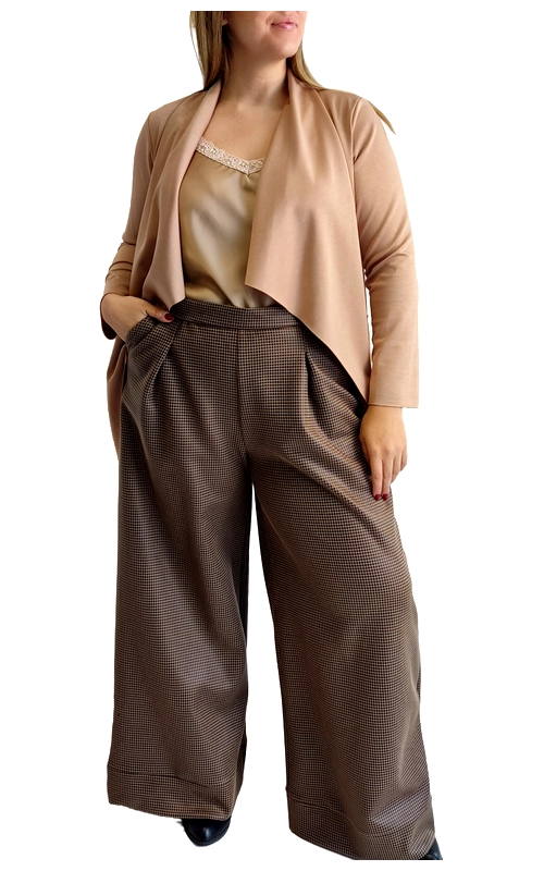 Η κομψή παντελόνα με μοτίβο καρό σε αποχρώσεις του καφέ και μπεζ αποτελεί την ιδανική επιλογή για το φθινοπωρινό σας γκαρνταρόμπα. Με φαρδιά γραμμή που χαρίζει άνεση και στυλ, διαθέτει ψηλή μέση με πιέτες που κολακεύει τη σιλουέτα και δημιουργεί μια εκλεπτυσμένη εμφάνιση. Συνδυάζεται τέλεια με το μπεζ σακάκι τύπου waterfall και το χρυσαφί τοπ με διακριτικές λεπτομέρειες στη λαιμόκοψη, ολοκληρώνοντας ένα αριστοκρατικό σύνολο. Η παντελόνα είναι ιδανική για επαγγελματικές συναντήσεις, επίσημες εκδηλώσεις ή κομψές βραδινές εξόδους. Το διαχρονικό καρό μοτίβο προσθέτει μια νότα κλασικής κομψότητας, ενώ η φαρδιά γραμμή εξασφαλίζει άνετη εφαρμογή όλη μέρα. Συνδυάστε την με μποτάκια ή ψηλοτάκουνα παπούτσια για μια εντυπωσιακή εμφάνιση. Η ποιοτική κατασκευή και το προσεγμένο τελείωμα στο κάτω μέρος αναδεικνύουν την προσοχή στη λεπτομέρεια, κάνοντας αυτή την παντελόνα ένα διαχρονικό κομμάτι για την γκαρνταρόμπα σας.