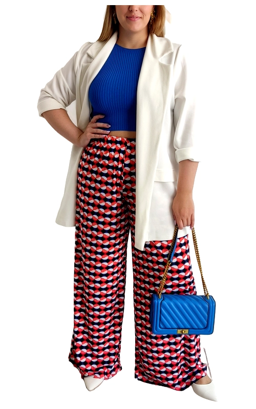 Αυτή η εντυπωσιακή παντελόνα με γεωμετρικό μοτίβο σε αποχρώσεις κόκκινου, μπλε και λευκού αποτελεί μια τολμηρή επιλογή για το καλοκαιρινό σας ντύσιμο. Η φαρδιά γραμμή της χαρίζει άνεση και στυλ, ενώ το ζωηρό της μοτίβο προσθέτει ένα μοντέρνο στοιχείο σε κάθε εμφάνιση. Κατασκευασμένη από ελαφρύ, ρέον ύφασμα που κολακεύει κάθε σιλουέτα, επιτρέποντας την κίνηση με άνεση και κομψότητα. Συνδυάστε την με ένα απλό μπλε ρουά τοπ όπως στην εικόνα και ολοκληρώστε το σύνολο με ένα λευκό σακάκι για μια κομψή εμφάνιση στο γραφείο ή σε επαγγελματικές συναντήσεις. Για πιο χαλαρές περιστάσεις, φορέστε την με ένα απλό μπλουζάκι και αθλητικά παπούτσια. Η παντελόνα διαθέτει λάστιχο στη μέση για άνετη εφαρμογή και φαρδιά πόδια που χαρίζουν κίνηση και αέρα. Συμπληρώστε την εμφάνισή σας με μια καπιτονέ τσάντα σε έντονο μπλε χρώμα και λευκά παπούτσια για ένα ολοκληρωμένο, μοντέρνο σύνολο που θα τραβήξει όλα τα βλέμματα.