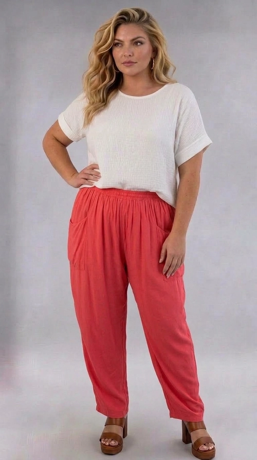 Παντελόνα γυναικεία κοραλλί plus size - PANT205 | Candiashop Boutique, Η παντελόνα αυτή σε πλούσια απόχρωση σκουριάς αποτελεί την ιδανική επιλογή για τη σύγχρονη γυναίκα plus size που αναζητά στυλ και άνεση σε ένα. Η χαλαρή, ευρύχωρη γραμμή της εξασφαλίζει απόλυτη ελευθερία κινήσεων, ενώ η ελαστική μέση προσφέρει τέλεια εφαρμογή και υποστήριξη καθ' όλη τη διάρκεια της ημέρας. Το ελαφρύ, ρέον ύφασμα πέφτει κομψά στο σώμα, δημιουργώντας μια αισθητικά αρμονική σιλουέτα. Διαθέτει δύο πλαϊνές τσέπες, συνδυάζοντας πρακτικότητα και στυλ, ενώ το μονόχρωμο σχέδιο της προσφέρει ευελιξία στον συνδυασμό της με διάφορα ρούχα. Μπορεί να φορεθεί με λευκή μπλούζα για ένα casual καθημερινό look, αλλά και με κομψό σατέν τοπ για βραδινές εξόδους. Ιδανική για καλοκαιρινές βόλτες, ταξίδια ή χαλαρές συναντήσεις με φίλους, η παντελόνα αυτή αποτελεί must-have κομμάτι για κάθε γυναικεία γκαρνταρόμπα που εκτιμά τον συνδυασμό άνεσης και μοντέρνας αισθητικής.
