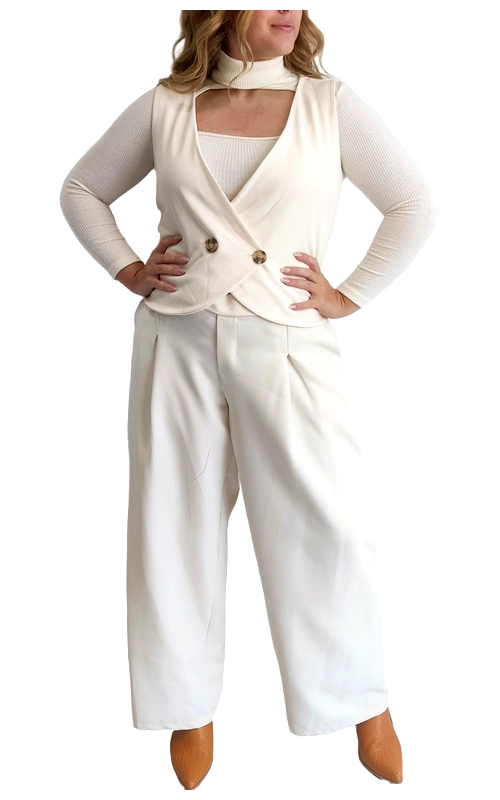 Αναβαθμίστε το στυλ σας με αυτό το κομψό σύνολο σε υπέροχη λευκή\u002Dεκρού απόχρωση. Το σετ περιλαμβάνει ένα κομψό γιλέκο με σταυρωτό σχεδιασμό και διακοσμητικά χρυσαφί κουμπιά που προσθέτουν μια πολυτελή πινελιά. Συνδυάζεται άψογα με την πλεκτή μπλούζα ζιβάγκο με ιδιαίτερο άνοιγμα στο στήθος, δημιουργώντας ένα μοντέρνο και θηλυκό look. Η φαρδιά παντελόνα με πιέτες χαρίζει άνεση και κομψότητα, ενώ το cropped μήκος της αναδεικνύει τέλεια τα παπούτσια σας. Ιδανικό για επαγγελματικές εμφανίσεις, επίσημες περιστάσεις ή κομψές βραδινές εξόδους. Μπορεί να φορεθεί με γόβες, μποτάκια ή και με sneakers για πιο casual εμφανίσεις. Το μονοχρωματικό σύνολο σε αυτή την διαχρονική απόχρωση αποτελεί βασικό κομμάτι για κάθε γυναικεία γκαρνταρόμπα, προσφέροντας αμέτρητες επιλογές συνδυασμών με αξεσουάρ και κοσμήματα. Η ποιοτική κατασκευή εξασφαλίζει άνετη εφαρμογή και κολακευτική σιλουέτα για κάθε σωματότυπο.