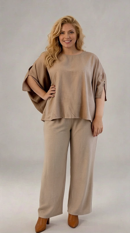 Παντελόνα γυναικεία plus size καλοκαιρινή κρεμ - PANT121 | Candiashop Boutique, Κομψό σετ σε απαλή μπεζ απόχρωση, ιδανικό για την καθημερινή σας γκαρνταρόμπα. Το σύνολο περιλαμβάνει μια φαρδιά μπλούζα με χαλαρή γραμμή και φαρδιά μανίκια που διπλώνουν χαριτωμένα, προσφέροντας άνεση και στυλ. Συνδυάζεται με μια φαρδιά παντελόνα στην ίδια μπεζ απόχρωση, δημιουργώντας ένα αρμονικό σύνολο που κολακεύει κάθε σωματότυπο. Το υλικό έχει μια ελαφρώς υφασμάτινη όψη που προσδίδει κομψότητα, ενώ παράλληλα εξασφαλίζει άνεση για όλη την ημέρα. Η μινιμαλιστική σχεδίαση επιτρέπει αμέτρητους συνδυασμούς με αξεσουάρ, όπως το εντυπωσιακό κολιέ που φαίνεται στη φωτογραφία. Φορέστε το σετ με μυτερές γόβες για επαγγελματικές συναντήσεις ή καθημερινές εξόδους. Η χαλαρή γραμμή και το αέρινο ύφασμα το καθιστούν ιδανική επιλογή για τις ζεστές μέρες, προσφέροντας παράλληλα κομψότητα και στυλ. Ένα διαχρονικό σύνολο που συνδυάζει την άνεση με την κομψότητα και μπορεί να αποτελέσει βασικό κομμάτι της καλοκαιρινής σας γκαρνταρόμπας.
