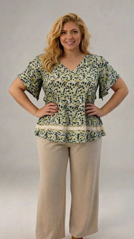 Παντελόνα γυναικεία plus size καλοκαιρινή λευκή - PANT120 | Candiashop Boutique, Αυτό το κομψό σύνολο αποτελείται από μια ανάλαφρη μπλούζα με λεπτό μοτίβο και μια φαρδιά λευκή παντελόνα. Η μπλούζα, σε απαλό χρώμα μέντας με μικρά μπλε και πράσινα μοτίβα που θυμίζουν λουλούδια, διαθέτει V λαιμόκοψη και κοντά μανίκια που χαρίζουν άνεση. Το ιδιαίτερο χαρακτηριστικό της είναι η διακοσμητική δαντελένια λωρίδα που διατρέχει οριζόντια το κάτω μέρος, προσθέτοντας μια κομψή λεπτομέρεια. Η λευκή παντελόνα με την ευρύχωρη γραμμή προσφέρει εξαιρετική άνεση και κολακεύει κάθε σωματότυπο, ενώ το απαλό ύφασμά της είναι ιδανικό για τις ζεστές ημέρες. Ο συνδυασμός είναι τέλειος για καθημερινές εξόδους, βόλτες στην πόλη, αλλά και για πιο επίσημες περιστάσεις όταν συνδυαστεί με τα κατάλληλα αξεσουάρ. Μπορεί να φορεθεί με λευκά παπούτσια όπως στην εικόνα για μια φρέσκια εμφάνιση ή με σανδάλια για πιο καλοκαιρινό look. Ένα κομψό σύνολο που συνδυάζει στυλ και άνεση για την καθημερινή σας γκαρνταρόμπα.