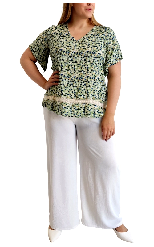 Αυτό το κομψό σύνολο αποτελείται από μια ανάλαφρη μπλούζα με λεπτό μοτίβο και μια φαρδιά λευκή παντελόνα. Η μπλούζα, σε απαλό χρώμα μέντας με μικρά μπλε και πράσινα μοτίβα που θυμίζουν λουλούδια, διαθέτει V λαιμόκοψη και κοντά μανίκια που χαρίζουν άνεση. Το ιδιαίτερο χαρακτηριστικό της είναι η διακοσμητική δαντελένια λωρίδα που διατρέχει οριζόντια το κάτω μέρος, προσθέτοντας μια κομψή λεπτομέρεια. Η λευκή παντελόνα με την ευρύχωρη γραμμή προσφέρει εξαιρετική άνεση και κολακεύει κάθε σωματότυπο, ενώ το απαλό ύφασμά της είναι ιδανικό για τις ζεστές ημέρες. Ο συνδυασμός είναι τέλειος για καθημερινές εξόδους, βόλτες στην πόλη, αλλά και για πιο επίσημες περιστάσεις όταν συνδυαστεί με τα κατάλληλα αξεσουάρ. Μπορεί να φορεθεί με λευκά παπούτσια όπως στην εικόνα για μια φρέσκια εμφάνιση ή με σανδάλια για πιο καλοκαιρινό look. Ένα κομψό σύνολο που συνδυάζει στυλ και άνεση για την καθημερινή σας γκαρνταρόμπα.