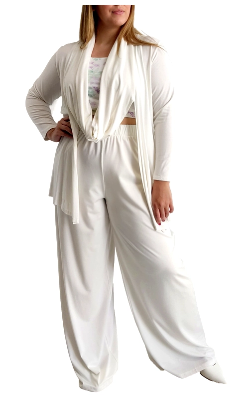 Κομψό σύνολο σε υπέροχο λευκό χρώμα που συνδυάζει άνεση και στυλ για την καθημερινή σας εμφάνιση. Η φαρδιά παντελόνα με την αέρινη γραμμή προσφέρει απόλυτη ελευθερία κινήσεων, ενώ το μαλακό ύφασμα αγκαλιάζει το σώμα με την πιο απαλή αίσθηση. Το σετ συμπληρώνεται με ένα μακρυμάνικο ζακετάκι ανοιχτό μπροστά που πέφτει χαλαρά, δημιουργώντας μια κολακευτική σιλουέτα. Ιδιαίτερο χαρακτηριστικό αποτελεί ο ενσωματωμένος λαιμός\u002Dφουλάρι που προσθέτει μια πινελιά κομψότητας και μπορεί να φορεθεί με διάφορους τρόπους. Ιδανικό για άνετες εξόδους, χαλαρές βραδινές περιστάσεις ή ακόμα και για στιγμές χαλάρωσης στο σπίτι με στυλ. Συνδυάστε το με διακριτικά κοσμήματα και μποτάκια ή γόβες για μια πιο επίσημη εμφάνιση, ή με flat παπούτσια για καθημερινή χρήση. Το εύκολο στη φροντίδα ύφασμα και η διαχρονική απόχρωση του λευκού καθιστούν αυτό το σύνολο απαραίτητο στοιχείο για κάθε γυναικεία γκαρνταρόμπα που εκτιμά την κομψότητα και την άνεση.