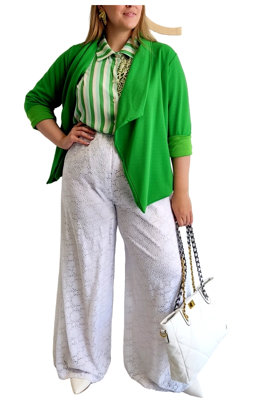 Η κομψή παντελόνα σε λευκό χρώμα με διακριτικό ανάγλυφο μοτίβο αποτελεί την ιδανική επιλογή για εντυπωσιακές εμφανίσεις. Με φαρδιά γραμμή που χαρίζει άνεση και κολακεύει κάθε σωματότυπο, συνδυάζεται τέλεια με το ζωηρό πράσινο σακάκι τύπου μπολερό με 3/4 μανίκια. Η παντελόνα διαθέτει ψηλή μέση που αναδεικνύει τη σιλουέτα, ενώ το ανάλαφρο ύφασμά της προσφέρει κομψότητα και ευκολία στην κίνηση. Φορέστε την με ριγέ πουκάμισο όπως εικονίζεται ή συνδυάστε την με μονόχρωμα τοπ για καθημερινές και επίσημες περιστάσεις. Η ευελιξία της την καθιστά κατάλληλη τόσο για το γραφείο όσο και για βραδινές εξόδους. Το λευκό της χρώμα λειτουργεί ως καμβάς για έντονα αξεσουάρ και χρωματιστά πανωφόρια, ενώ συνδυάζεται ιδανικά με μια λευκή τσάντα με χρυσές λεπτομέρειες για ολοκληρωμένο στυλ. Μια διαχρονική επιλογή που θα απογειώσει τη γκαρνταρόμπα σας.