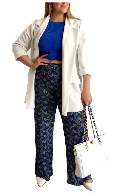 Κομψή παντελόνα με μοναδικό γεωμετρικό μοτίβο σε αποχρώσεις βαθύ μπλε και γκρι, ιδανική για να προσθέσετε στιλ στην γκαρνταρόμπα σας. Το φαρδύ σχέδιο χαρίζει άνεση και κολακεύει κάθε σιλουέτα, ενώ το εντυπωσιακό μοτίβο με τα ημικύκλια προσθέτει μια καλλιτεχνική πινελιά στο συνολικό look. Συνδυάζεται τέλεια με το βασικό μπλε ρουά ριμπ τοπ όπως στην εικόνα, ενώ το λευκό oversized σακάκι με τα ¾ μανίκια ολοκληρώνει το σύνολο με κομψότητα. Ιδανική επιλογή για επαγγελματικές συναντήσεις, βραδινές εξόδους ή ξεχωριστές περιστάσεις. Μπορείτε να συνδυάσετε την παντελόνα με λευκά αξεσουάρ, όπως η καπιτονέ τσάντα ώμου με αλυσίδα και τα λευκά μυτερά παπούτσια που φαίνονται στην εικόνα. Το ύφασμα είναι ρευστό και επιτρέπει άνετη κίνηση, ενώ το ψηλόμεσο κόψιμο αναδεικνύει τη μέση. Μια πολυτελής επιλογή που θα σας χαρίσει αμέτρητους συνδυασμούς και θα αναβαθμίσει το στιλ σας.