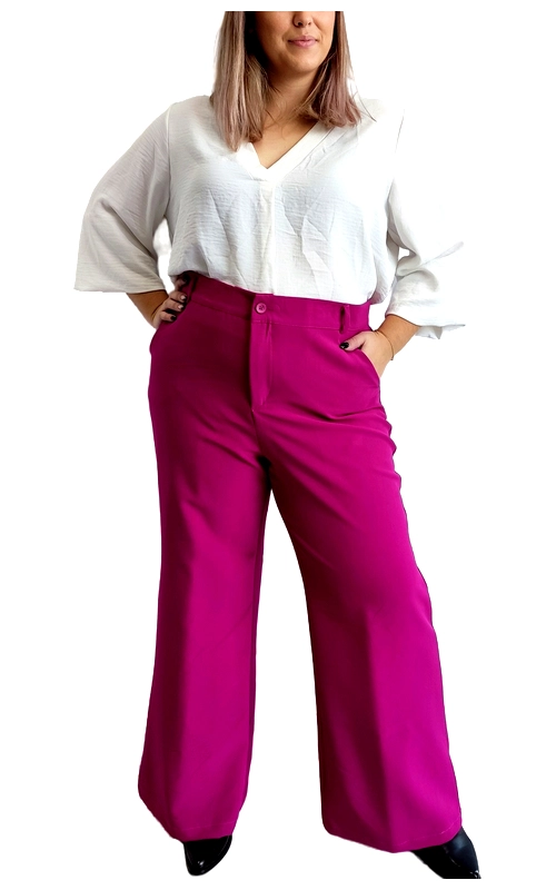 Αυτή η κομψή παντελόνα σε έντονο φούξια χρώμα αποτελεί την τέλεια προσθήκη στη γκαρνταρόμπα κάθε γυναίκας που αγαπά τα ζωηρά χρώματα. Με φαρδιά γραμμή που χαρίζει άνεση και κολακεύει όλους τους σωματότυπους, διαθέτει ψηλή μέση που τονίζει τη σιλουέτα και δημιουργεί μια εντυπωσιακή εμφάνιση. Οι πλαϊνές τσέπες προσθέτουν πρακτικότητα, ενώ το κουμπί στο μπροστινό μέρος εξασφαλίζει τέλεια εφαρμογή. Συνδυάζεται υπέροχα με λευκές μπλούζες όπως αυτή της φωτογραφίας, με V\u002Dλαιμόκοψη και φαρδιά μανίκια για μια κομψή, επαγγελματική εμφάνιση. Ιδανική επιλογή για το γραφείο, επαγγελματικές συναντήσεις, αλλά και για βραδινές εξόδους όταν συνδυαστεί με τα κατάλληλα αξεσουάρ. Το ρευστό ύφασμα χαρίζει κίνηση και άνεση καθ\u0027 όλη τη διάρκεια της ημέρας, ενώ το ζωντανό χρώμα θα σας κάνει να ξεχωρίζετε με στυλ. Φορέστε την με μποτάκια για τις ψυχρότερες μέρες ή με κομψές γόβες για μια πιο επίσημη εμφάνιση.