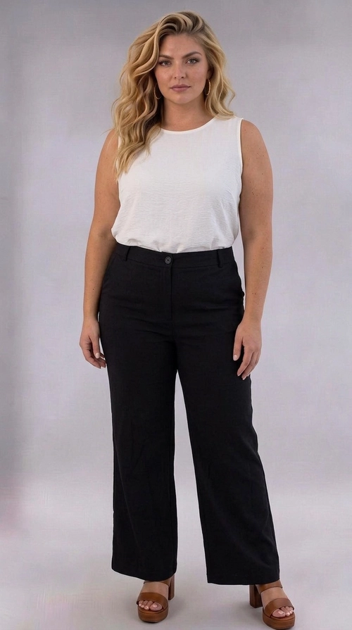 Η κομψή αυτή γυναικεία παντελόνα plus size σε βαθύ μαύρο χρώμα αποτελεί ένα διαχρονικό κομμάτι που δεν πρέπει να λείπει από καμία γκαρνταρόμπα. Με την ευρύχωρη γραμμή wide\u002Dleg και την ψηλή μέση, προσφέρει μια ιδιαίτερα κολακευτική εφαρμογή που αναδεικνύει τη σιλουέτα με χάρη και στυλ. Το μονόχρωμο σχέδιό της, χωρίς περιττά μοτίβα, την καθιστά εύκολα συνδυάσιμη με ποικιλία ρούχων. Το ύφασμά έχει απαλή υφή, κατάλληλη για τις ανοιξιάτικες και καλοκαιρινές εποχές. Μπορεί να φορεθεί με λευκό αμάνικο τοπ για ένα chic καθημερινό look, αλλά και με επίσημο σακάκι για επαγγελματικές περιστάσεις. Ιδανική για το γραφείο, επαγγελματικές συναντήσεις, αλλά και για βραδινές εξόδους, συνδυάζεται τέλεια με τακούνια ή μπαλαρίνες για ένα ολοκληρωμένο, εντυπωσιακό αποτέλεσμα.