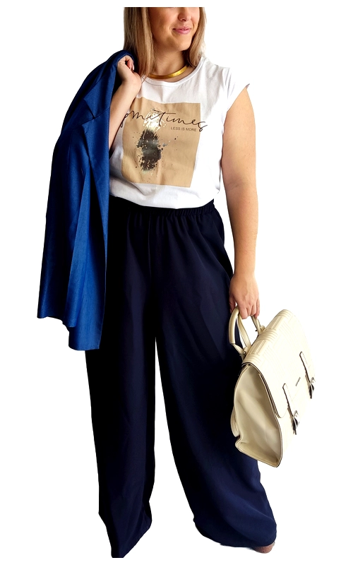 Η φαρδιά παντελόνα σε βαθύ ναυτικό μπλε είναι η επιτομή της άνεσης και του στυλ για κάθε σύγχρονη γυναίκα. Με τη χαλαρή της γραμμή και το ελαστικό λάστιχο στη μέση, προσφέρει απαράμιλλη άνεση καθ\u0027 όλη τη διάρκεια της ημέρας. Συνδυάζεται τέλεια με το λευκό t\u002Dshirt που φέρει μια καλλιτεχνική εκτύπωση σε αποχρώσεις μπεζ, δημιουργώντας μια κομψή αντίθεση. Μπορεί να φορεθεί με ένα κομψό βασικό μπλουζάκι για καθημερινές εμφανίσεις ή να αναβαθμιστεί με ένα σικ τοπ για βραδινές εξόδους. Ο συνδυασμός με το ρουά μπλε σακάκι προσθέτει μια επαγγελματική πινελιά, ενώ η κρεμ τσάντα ολοκληρώνει αρμονικά το σύνολο. Η ρέουσα υφή του υφάσματος χαρίζει κίνηση σε κάθε βήμα, ενώ η ευρύχωρη σιλουέτα κολακεύει κάθε σωματότυπο. Ιδανική επιλογή για την εργασία, τις αποδράσεις του Σαββατοκύριακου ή τις βόλτες στην πόλη, αυτή η παντελόνα θα γίνει αγαπημένο κομμάτι της καθημερινής σας γκαρνταρόμπας.