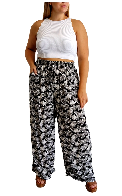 Αυτή η φαρδιά γυναικεία παντελόνα είναι ιδανική για άνετο καλοκαιρινό στυλ. Το εντυπωσιακό μαύρο φόντο διακοσμείται με λευκό μοτίβο τροπικών φύλλων φοίνικα, δημιουργώντας μια κομψή εξωτική εμφάνιση. Η χαλαρή γραμμή με το λάστιχο στη μέση προσφέρει άνεση και ευκολία στην εφαρμογή, ενώ το φαρδύ πλάτος στα πόδια χαρίζει αέρινη αίσθηση στις ζεστές μέρες. Κατασκευασμένη από ελαφρύ, αεράτο ύφασμα που ρέει με κάθε κίνηση, η παντελόνα αυτή είναι ιδανική για παραλία, καλοκαιρινούς περιπάτους ή χαλαρά απογευματινά γεύματα. Συνδυάζεται τέλεια με crop tops όπως το λευκό πλεκτό που εμφανίζεται στη φωτογραφία, ενώ μπορεί να φορεθεί και με απλά t\u002Dshirts ή μπλούζες. Οι πλαϊνές τσέπες προσθέτουν πρακτικότητα στο σχεδιασμό. Ολοκληρώστε το σύνολο με πλατφόρμες ή σανδάλια για μια ολοκληρωμένη καλοκαιρινή εμφάνιση που συνδυάζει άνεση και στυλ.