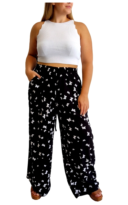 Αυτή η μοντέρνα γυναικεία παντελόνα σε μαύρο χρώμα με λευκό μοτίβο πεταλούδας συνδυάζει άνεση και στυλ για κάθε περίσταση. Η φαρδιά γραμμή της προσφέρει ελευθερία κινήσεων ενώ κολακεύει κάθε σωματότυπο. Διαθέτει πρακτικές τσέπες στο πλάι και ελαστική μέση με κορδόνι που προσαρμόζεται άψογα στη σιλουέτα σας. Το ανάλαφρο ύφασμα ρέει όμορφα και είναι ιδανικό για τις ζεστές καλοκαιρινές ημέρες. Συνδυάστε την με το λευκό πλεκτό crop top όπως στη φωτογραφία για ένα ολοκληρωμένο καλοκαιρινό σύνολο, ή με ένα μονόχρωμο t\u002Dshirt για πιο casual εμφανίσεις. Φορέστε την στην παραλία πάνω από το μαγιό σας, σε απογευματινές βόλτες ή ακόμα και σε καλοκαιρινά βραδινά events με τα κατάλληλα αξεσουάρ. Η παντελόνα αυτή είναι ένα ευέλικτο κομμάτι που θα αναβαθμίσει την καλοκαιρινή σας γκαρνταρόμπα, συνδυάζοντας το παιχνιδιάρικο μοτίβο με την άνετη εφαρμογή.