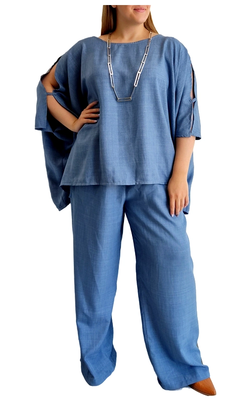 Αυτό το κομψό σετ σε απόχρωση γαλάζιου τζιν αποτελεί την ιδανική επιλογή για άνετο αλλά στυλάτο ντύσιμο. Το επάνω μέρος διαθέτει φαρδιά γραμμή με χαλαρή εφαρμογή και εντυπωσιακά φαρδιά μανίκια με ανοίγματα, προσφέροντας μια αίσθηση αέρινης πολυτέλειας. Συνδυάζεται αρμονικά με την άνετη παντελόνα σε ίδια απόχρωση, δημιουργώντας ένα ολοκληρωμένο σύνολο που κολακεύει κάθε σωματότυπο. Το υλικό μοιάζει με λινό ή μείγμα λινού, εξασφαλίζοντας άνεση και δροσιά ακόμα και τις πιο ζεστές ημέρες. Η μίνιμαλ σχεδίαση ενισχύεται από το διακριτικό κόσμημα λαιμού που προσθέτει μια κομψή λεπτομέρεια. Ιδανικό για καλοκαιρινές εξόδους, επαγγελματικές συναντήσεις ή απογευματινούς περιπάτους, αυτό το σετ μπορεί να φορεθεί με πέδιλα ή μπαλαρίνες για μια πιο casual εμφάνιση, ή με ψηλοτάκουνα για πιο επίσημες περιστάσεις. Η χαλαρή γραμμή και το ευκολοφόρετο στυλ το καθιστούν απαραίτητο κομμάτι για κάθε γυναικεία γκαρνταρόμπα που αναζητά άνεση χωρίς συμβιβασμούς στο στυλ.