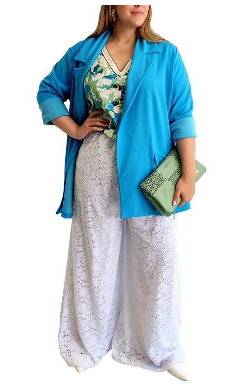 Αυτή η κομψή λευκή παντελόνα με διάτρητο δαντελωτό σχέδιο αποτελεί μια εξαιρετική επιλογή για το καλοκαιρινό σας γκαρνταρόμπα. Κατασκευασμένη από ελαφρύ, αέρινο ύφασμα, προσφέρει άνεση και στυλ για τις ζεστές ημέρες. Η φαρδιά γραμμή της χαρίζει ελευθερία κινήσεων ενώ παράλληλα δημιουργεί μια κολακευτική σιλουέτα. Στη φωτογραφία, η παντελόνα συνδυάζεται άψογα με ένα μπλουζάκι με φλοράλ μοτίβο σε αποχρώσεις τιρκουάζ και πράσινου, και ένα εντυπωσιακό γαλαζοπράσινο σακάκι με ανασηκωμένα μανίκια. Το σύνολο ολοκληρώνεται με μια μοντέρνα πράσινη τσάντα που προσθέτει μια νότα χρώματος. Η παντελόνα είναι ιδανική τόσο για καθημερινές εμφανίσεις όσο και για βραδινές εξόδους, ανάλογα με το πώς τη συνδυάζετε. Φορέστε τη με ένα απλό τοπ για μια χαλαρή εμφάνιση ή με ένα κομψό πουκάμισο για πιο επίσημες περιστάσεις. Η ευελιξία της την καθιστά απαραίτητο κομμάτι για κάθε γυναικεία ντουλάπα.