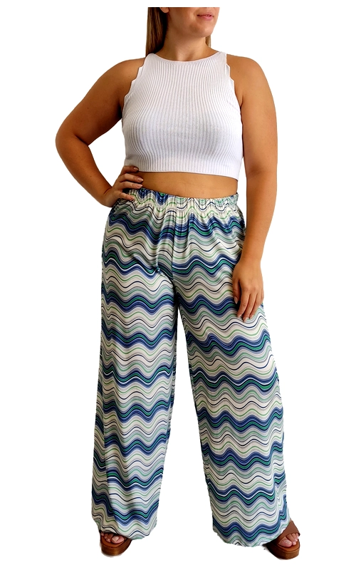 Κομψή και άνετη, αυτή η φαρδιά παντελόνα με το εντυπωσιακό κυματιστό μοτίβο θα αναβαθμίσει άμεσα το καλοκαιρινό σας στυλ. Η παλέτα χρωμάτων συνδυάζει αρμονικά αποχρώσεις του γαλάζιου, μπλε, λευκού και πράσινου σε κομψούς κυματισμούς που θυμίζουν θάλασσα. Η ελαστική μέση προσφέρει άνεση και προσαρμόζεται εύκολα σε διαφορετικούς σωματότυπους, ενώ το φαρδύ πλάτος του ποδιού χαρίζει ελευθερία κινήσεων και δροσιά τις ζεστές ημέρες. Ιδανική για παραλιακές εξορμήσεις, απογευματινούς περιπάτους ή χαλαρά γεύματα, αυτή η παντελόνα συνδυάζεται τέλεια με ένα λευκό crop top όπως απεικονίζεται, αλλά και με απλά μπλουζάκια ή μπουστάκια. Το ελαφρύ ύφασμα είναι ιδανικό για το καλοκαίρι, προσφέροντας άνεση χωρίς να ζεσταίνει. Το μοναδικό σχέδιο και η ρέουσα γραμμή της την καθιστούν ξεχωριστό κομμάτι για κάθε γυναικεία γκαρνταρόμπα που αναζητά στυλ με άνεση και προσωπικότητα.