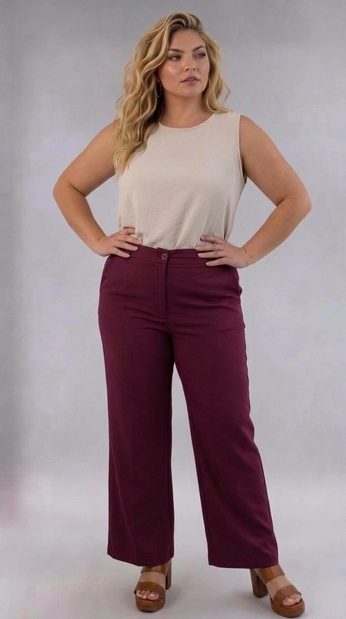 Παντελόνα γυναικεία μπορντό plus size - PANT196 | Candiashop Boutique, Η παντελόνα αυτή σε βαθύ μπορντό χρώμα αποτελεί την ιδανική επιλογή για κάθε γυναίκα που αναζητά στυλ και άνεση σε μεγάλα μεγέθη. Με την ευρεία γραμμή της και το φαρδύ μπατζάκι, προσφέρει μια ρευστή, κομψή σιλουέτα που κολακεύει κάθε σώμα. Η υψηλή μέση με το διακοσμητικό κουμπί στο μπροστινό μέρος δίνει έναν κλασικό, εκλεπτυσμένο χαρακτήρα, ενώ το μονόχρωμο, απαλό ύφασμα προσδίδει αίσθηση πολυτέλειας. Η εφαρμογή είναι άνετη και ελεύθερη, χωρίς να χάνει την κομψότητά της, κάνοντάς την κατάλληλη τόσο για επαγγελματικές περιστάσεις όσο και για καθημερινές εξόδους. Μπορεί να φορεθεί με μια λευκή μπλούζα από μουσελίνα για ένα αέρινο, καλοκαιρινό σύνολο, όπως φαίνεται και στη φωτογραφία, ή με ένα κομψό σακάκι για πιο επίσημες εμφανίσεις. Συνδυάστε τη με πλατφόρμες ή γόβες για να ολοκληρώσετε ένα εντυπωσιακό και αυτοπεποίθητο look που θα σας κάνει να ξεχωρίζετε.