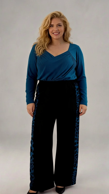 Παντελόνα γυναικεία plus size ανοιξιάτικη πετρόλ - PANT159 | Candiashop Boutique, Κομψή παντελόνα με μοναδικό συνδυασμό χρωμάτων και σχεδίου που θα αναβαθμίσει άμεσα το στυλ σας. Το βαθύ κυανό της μπλούζας συνδυάζεται αρμονικά με τη μαύρη παντελόνα που διαθέτει εντυπωσιακή λεοπάρ λεπτομέρεια στο πλάι σε τόνους μπλε. Η παντελόνα έχει ψηλή μέση που κολακεύει τη σιλουέτα, ενώ η φαρδιά γραμμή της προσφέρει άνεση και στυλ. Το μοντέρνο animal print μοτίβο στο πλευρικό τμήμα προσθέτει μια μοναδική πινελιά θηλυκότητας και κομψότητας. Ιδανική για βραδινές εξόδους, επίσημες περιστάσεις ή ακόμα και για το γραφείο όταν συνδυαστεί με το κατάλληλο πανωφόρι. Μπορεί να φορεθεί με ψηλοτάκουνα παπούτσια για ένα εντυπωσιακό αποτέλεσμα ή με κομψά μποτάκια για πιο casual εμφανίσεις. Η υψηλής ποιότητας ύφανση εξασφαλίζει άνετη εφαρμογή και ανθεκτικότητα, ενώ το ελαστικό ύφασμα προσαρμόζεται τέλεια σε κάθε σωματότυπο.