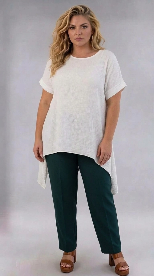 Η γυναικεία παντελόνα plus size σε βαθύ σκούρο πράσινο χρώμα αποτελεί μια εκλεπτυσμένη και κομψή επιλογή για κάθε γυναίκα που αναζητά στυλ και άνεση. Με γραμμή ίσια και ελαφρώς χαλαρή εφαρμογή, χαρίζει ελευθερία κινήσεων ενώ παράλληλα αναδεικνύει τη σιλουέτα με τον καλύτερο δυνατό τρόπο. Το μονόχρωμο σχέδιό της προσφέρει ευελιξία στον συνδυασμό με διάφορα γυναικεία tops και μπλούζες. Το ύφασμά της φαίνεται να είναι λείο και ελαφρύ, ιδανικό για τις ζεστές εποχές, προσφέροντας αναπνεύσιμη άνεση καθ\u0027 όλη τη διάρκεια της ημέρας. Μπορεί να φορεθεί με λευκή oversized μπλούζα, όπως στην εικόνα, για ένα casual chic αποτέλεσμα, ή με ένα κομψό σατέν τοπ για βραδινές εξόδους. Συνδυάζεται τέλεια με πέδιλα, sneakers ή γόβες, ανάλογα με την περίσταση. Ιδανική για γυναίκες μεγαλύτερων μεγεθών που επιθυμούν να ντύνονται με αυτοπεποίθηση και στυλ, αυτή η παντελόνα είναι κατάλληλη για γραφείο, καθημερινές εξόδους ή χαλαρές συναντήσεις με φίλες.