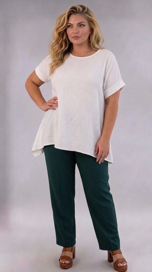 Παντελόνα γυναικεία πράσινη plus size - PANT203 | Candiashop Boutique, Η γυναικεία παντελόνα plus size σε βαθύ σκούρο πράσινο χρώμα αποτελεί μια εκλεπτυσμένη και κομψή επιλογή για κάθε γυναίκα που αναζητά στυλ και άνεση. Με γραμμή ίσια και ελαφρώς χαλαρή εφαρμογή, χαρίζει ελευθερία κινήσεων ενώ παράλληλα αναδεικνύει τη σιλουέτα με τον καλύτερο δυνατό τρόπο. Το μονόχρωμο σχέδιό της προσφέρει ευελιξία στον συνδυασμό με διάφορα γυναικεία tops και μπλούζες. Το ύφασμά της φαίνεται να είναι λείο και ελαφρύ, ιδανικό για τις ζεστές εποχές, προσφέροντας αναπνεύσιμη άνεση καθ' όλη τη διάρκεια της ημέρας. Μπορεί να φορεθεί με λευκή oversized μπλούζα, όπως στην εικόνα, για ένα casual chic αποτέλεσμα, ή με ένα κομψό σατέν τοπ για βραδινές εξόδους. Συνδυάζεται τέλεια με πέδιλα, sneakers ή γόβες, ανάλογα με την περίσταση. Ιδανική για γυναίκες μεγαλύτερων μεγεθών που επιθυμούν να ντύνονται με αυτοπεποίθηση και στυλ, αυτή η παντελόνα είναι κατάλληλη για γραφείο, καθημερινές εξόδους ή χαλαρές συναντήσεις με φίλες.