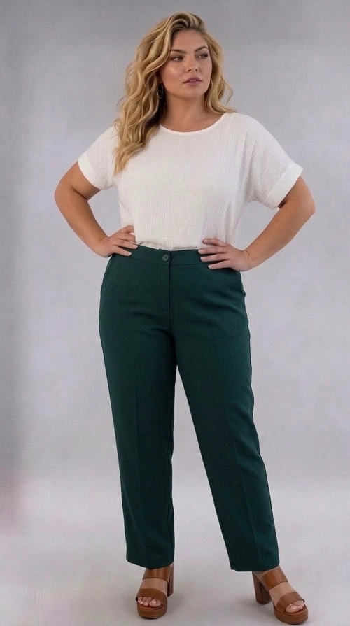 Παντελόνα γυναικεία πράσινη plus size - PANT203 | Candiashop Boutique, Η γυναικεία παντελόνα plus size σε βαθύ σκούρο πράσινο χρώμα αποτελεί μια εκλεπτυσμένη και κομψή επιλογή για κάθε γυναίκα που αναζητά στυλ και άνεση. Με γραμμή ίσια και ελαφρώς χαλαρή εφαρμογή, χαρίζει ελευθερία κινήσεων ενώ παράλληλα αναδεικνύει τη σιλουέτα με τον καλύτερο δυνατό τρόπο. Το μονόχρωμο σχέδιό της προσφέρει ευελιξία στον συνδυασμό με διάφορα γυναικεία tops και μπλούζες. Το ύφασμά της φαίνεται να είναι λείο και ελαφρύ, ιδανικό για τις ζεστές εποχές, προσφέροντας αναπνεύσιμη άνεση καθ' όλη τη διάρκεια της ημέρας. Μπορεί να φορεθεί με λευκή oversized μπλούζα, όπως στην εικόνα, για ένα casual chic αποτέλεσμα, ή με ένα κομψό σατέν τοπ για βραδινές εξόδους. Συνδυάζεται τέλεια με πέδιλα, sneakers ή γόβες, ανάλογα με την περίσταση. Ιδανική για γυναίκες μεγαλύτερων μεγεθών που επιθυμούν να ντύνονται με αυτοπεποίθηση και στυλ, αυτή η παντελόνα είναι κατάλληλη για γραφείο, καθημερινές εξόδους ή χαλαρές συναντήσεις με φίλες.