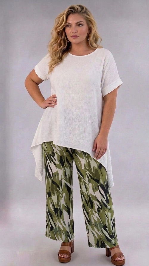 Παντελόνα γυναικεία πράσινη plus size - PANT206 | Candiashop Boutique, Η παντελόνα αυτή είναι η ιδανική επιλογή για κάθε γυναίκα που αναζητά στυλ και άνεση σε μεγάλα μεγέθη. Διαθέτει ένα εντυπωσιακό αφηρημένο μοτίβο σε αποχρώσεις του χακί, του λαδί, του μαύρου και του εκρού, που δημιουργεί μια δυναμική και μοντέρνα αισθητική. Η φαρδιά, palazzo γραμμή της εξασφαλίζει μέγιστη άνεση καθ' όλη τη διάρκεια της ημέρας, ενώ παράλληλα χαρίζει μια κομψή και ρευστή σιλουέτα που κολακεύει κάθε σωματότυπο. Το μήκος της φτάνει ως τον αστράγαλο, προσφέροντας μια επιμηκυντική οπτική στο σύνολο. Μπορεί να συνδυαστεί άψογα με λευκή oversized μπλούζα για ένα casual chic look, ή με ένα απλό μονόχρωμο τοπ σε λαδί ή μαύρο τόνο για ένα πιο συνθεμένο αποτέλεσμα. Ιδανική για καλοκαιρινές βόλτες, επισκέψεις σε καφέ, αλλά και για πιο χαλαρές επαγγελματικές περιστάσεις. Συνδύασέ την με πλατφόρμες ή σανδάλια για ένα ολοκληρωμένο, τάσης σύνολο.