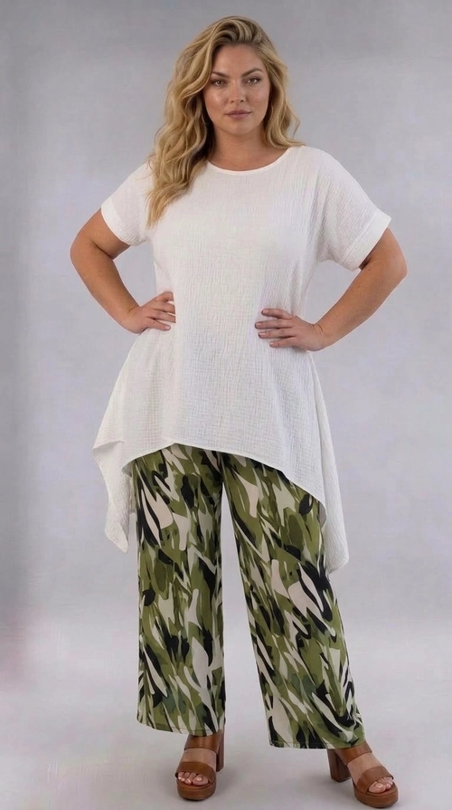 Παντελόνα γυναικεία πράσινη plus size - PANT206 | Candiashop Boutique, Η παντελόνα αυτή είναι η ιδανική επιλογή για κάθε γυναίκα που αναζητά στυλ και άνεση σε μεγάλα μεγέθη. Διαθέτει ένα εντυπωσιακό αφηρημένο μοτίβο σε αποχρώσεις του χακί, του λαδί, του μαύρου και του εκρού, που δημιουργεί μια δυναμική και μοντέρνα αισθητική. Η φαρδιά, palazzo γραμμή της εξασφαλίζει μέγιστη άνεση καθ' όλη τη διάρκεια της ημέρας, ενώ παράλληλα χαρίζει μια κομψή και ρευστή σιλουέτα που κολακεύει κάθε σωματότυπο. Το μήκος της φτάνει ως τον αστράγαλο, προσφέροντας μια επιμηκυντική οπτική στο σύνολο. Μπορεί να συνδυαστεί άψογα με λευκή oversized μπλούζα για ένα casual chic look, ή με ένα απλό μονόχρωμο τοπ σε λαδί ή μαύρο τόνο για ένα πιο συνθεμένο αποτέλεσμα. Ιδανική για καλοκαιρινές βόλτες, επισκέψεις σε καφέ, αλλά και για πιο χαλαρές επαγγελματικές περιστάσεις. Συνδύασέ την με πλατφόρμες ή σανδάλια για ένα ολοκληρωμένο, τάσης σύνολο.