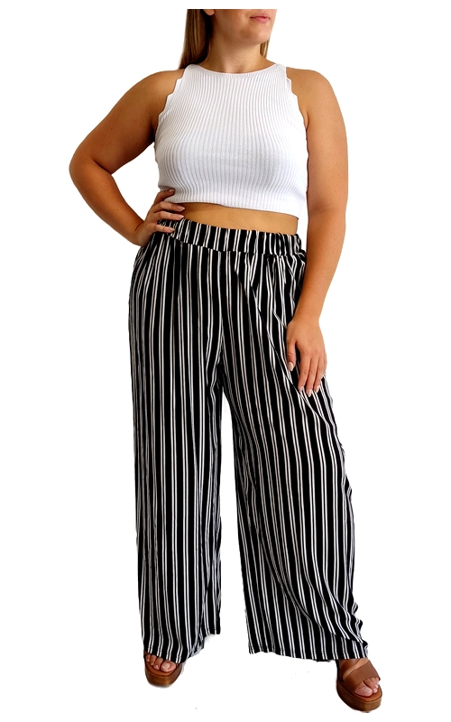 Απολαύστε άνεση και στυλ με αυτό το μοντέρνο σύνολο που συνδυάζει διαχρονική κομψότητα με σύγχρονες τάσεις. Το λευκό πλεκτό crop top διαθέτει κομψές ριπ πλέξεις που προσφέρουν εξαιρετική εφαρμογή και ελαστικότητα, ενώ το σχέδιο με τους φαρδείς ώμους αναδεικνύει τη σιλουέτα. Συνδυάζεται άψογα με την εντυπωσιακή παντελόνα σε μαύρο φόντο με κάθετες λευκές ρίγες, που χαρίζει μια αίσθηση κίνησης και μοναδικό στυλ. Η φαρδιά γραμμή της παντελόνας προσφέρει απόλυτη άνεση, ενώ η ελαστική μέση με κορδόνι εξασφαλίζει τέλεια εφαρμογή. Ιδανικό σύνολο για καλοκαιρινές βραδινές εξόδους, αλλά και για χαλαρούς περιπάτους στην παραλία. Μπορεί να συνδυαστεί με πλατφόρμες για βραδινή έξοδο ή με σανδάλια για πιο casual εμφανίσεις. Το σύνολο αποτελεί την τέλεια επιλογή για γυναίκες που αγαπούν τη μόδα και θέλουν να συνδυάσουν άνεση και κομψότητα σε κάθε τους εμφάνιση.