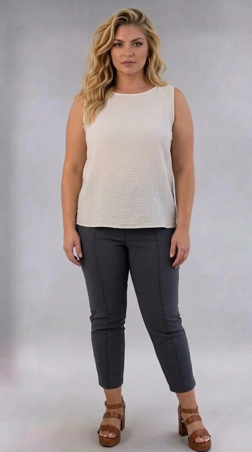 Η γυναικεία παντελόνα plus size σε βαθύ ανθρακί χρώμα αποτελεί την ιδανική επιλογή για κάθε σύγχρονη γυναίκα που αναζητά στυλ και άνεση. Με κομψή εφαρμογή που αναδεικνύει τις καμπύλες χωρίς να σφίγγει, η παντελόνα διαθέτει εντυπωσιακή ραφή στο μπροστινό μέρος που δημιουργεί οπτικά ένα αδυνατιστικό αποτέλεσμα και προσδίδει έναν ξεχωριστό χαρακτήρα. Το μήκος της, που φτάνει μέχρι τον αστράγαλο, την καθιστά ευέλικτη και εύκολα συνδυάσιμη. Μπορεί να φορεθεί με μια λευκή αμάνικη μπλούζα για ένα casual chic αποτέλεσμα, αλλά και με ένα κομψό σακάκι για επαγγελματικές περιστάσεις. Τα καφέ πλατφόρμ σανδάλια που συνδυάζονται στη φωτογραφία αναδεικνύουν το σύνολο, δείχνοντας πόσο εύκολα μπορεί να μετατραπεί σε ένα πλήρες, έτοιμο outfit. Ιδανική για το γραφείο, τις καθημερινές εξόδους, αλλά και για πιο επίσημες περιστάσεις, η παντελόνα αυτή είναι must\u002Dhave κομμάτι για κάθε γυναικεία γκαρνταρόμπα.