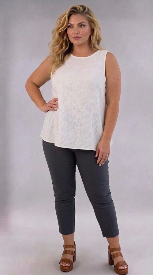 Παντελόνα γυναικεία σκούρα γκρι plus size - PANT195 | Candiashop Boutique, Η γυναικεία παντελόνα plus size σε βαθύ ανθρακί χρώμα αποτελεί την ιδανική επιλογή για κάθε σύγχρονη γυναίκα που αναζητά στυλ και άνεση. Με κομψή εφαρμογή που αναδεικνύει τις καμπύλες χωρίς να σφίγγει, η παντελόνα διαθέτει εντυπωσιακή ραφή στο μπροστινό μέρος που δημιουργεί οπτικά ένα αδυνατιστικό αποτέλεσμα και προσδίδει έναν ξεχωριστό χαρακτήρα. Το μήκος της, που φτάνει μέχρι τον αστράγαλο, την καθιστά ευέλικτη και εύκολα συνδυάσιμη. Μπορεί να φορεθεί με μια λευκή αμάνικη μπλούζα για ένα casual chic αποτέλεσμα, αλλά και με ένα κομψό σακάκι για επαγγελματικές περιστάσεις. Τα καφέ πλατφόρμ σανδάλια που συνδυάζονται στη φωτογραφία αναδεικνύουν το σύνολο, δείχνοντας πόσο εύκολα μπορεί να μετατραπεί σε ένα πλήρες, έτοιμο outfit. Ιδανική για το γραφείο, τις καθημερινές εξόδους, αλλά και για πιο επίσημες περιστάσεις, η παντελόνα αυτή είναι must-have κομμάτι για κάθε γυναικεία γκαρνταρόμπα.