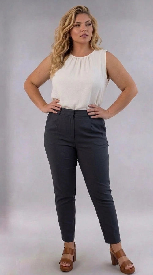 Παντελόνα γυναικεία σκούρα γκρι plus size - PANT195 | Candiashop Boutique, Η γυναικεία παντελόνα plus size σε βαθύ ανθρακί χρώμα αποτελεί την ιδανική επιλογή για κάθε σύγχρονη γυναίκα που αναζητά στυλ και άνεση. Με κομψή εφαρμογή που αναδεικνύει τις καμπύλες χωρίς να σφίγγει, η παντελόνα διαθέτει εντυπωσιακή ραφή στο μπροστινό μέρος που δημιουργεί οπτικά ένα αδυνατιστικό αποτέλεσμα και προσδίδει έναν ξεχωριστό χαρακτήρα. Το μήκος της, που φτάνει μέχρι τον αστράγαλο, την καθιστά ευέλικτη και εύκολα συνδυάσιμη. Μπορεί να φορεθεί με μια λευκή αμάνικη μπλούζα για ένα casual chic αποτέλεσμα, αλλά και με ένα κομψό σακάκι για επαγγελματικές περιστάσεις. Τα καφέ πλατφόρμ σανδάλια που συνδυάζονται στη φωτογραφία αναδεικνύουν το σύνολο, δείχνοντας πόσο εύκολα μπορεί να μετατραπεί σε ένα πλήρες, έτοιμο outfit. Ιδανική για το γραφείο, τις καθημερινές εξόδους, αλλά και για πιο επίσημες περιστάσεις, η παντελόνα αυτή είναι must-have κομμάτι για κάθε γυναικεία γκαρνταρόμπα.