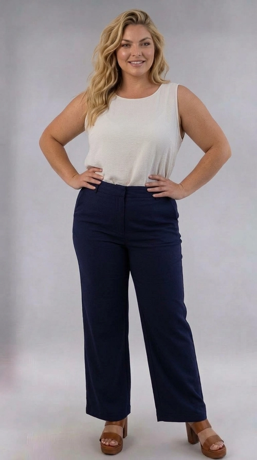 Παντελόνα γυναικεία σκούρα μπλε plus size - PANT197 | Candiashop Boutique, Η παντελόνα αυτή σε βαθύ ναυτικό μπλε χρώμα είναι η ιδανική επιλογή για τη σύγχρονη γυναίκα που αναζητά στυλ και άνεση σε μεγαλύτερα νούμερα. Με την ψηλόμεση γραμμή της και την ευρεία, φαρδιά εφαρμογή στο μπατζάκι, προσφέρει μια κομψή και αδύνατη σιλουέτα που κολακεύει κάθε σωματότυπο. Η μονόχρωμη, απαλή υφή του υφάσματος δίνει μια εκλεπτυσμένη αίσθηση, ενώ η κλασική κοπή με ζώνη και θηλιές επιτρέπει ευέλικτους συνδυασμούς. Μπορεί να φορεθεί με ένα απλό αμάνικο μπλουζάκι σε ουδέτερες αποχρώσεις για casual εμφάνιση, ή με ένα κομψό πουκάμισο για πιο επίσημες περιστάσεις και επαγγελματικό περιβάλλον. Ταιριάζει εξίσου με sneakers για καθημερινή χρήση, αλλά και με τακούνια ή mules για βραδινές εξόδους. Ιδανική για γυναίκες που επιθυμούν να συνδυάσουν την κομψότητα με την άνεση, αυτή η παντελόνα αποτελεί must-have κομμάτι για κάθε γκαρνταρόμπα.