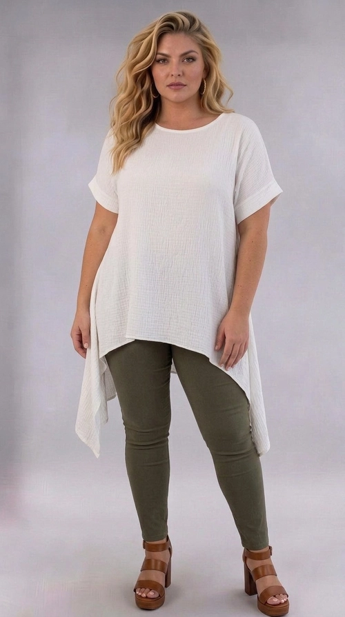 Η γυναικεία παντελόνα plus size σε βαθύ χακί χρώμα είναι η ιδανική επιλογή για κάθε γυναίκα που αναζητά άνεση και στυλ ταυτόχρονα. Με λεία υφή και μονόχρωμο σχέδιο, αναδεικνύει τη σιλουέτα χάρη στην εφαρμοστή γραμμή που ακολουθεί τις καμπύλες του σώματος με χάρη και κομψότητα. Το ψηλόμεσο κόψιμό της επιμηκύνει οπτικά τη φιγούρα, κάνοντάς την ιδιαίτερα κολακευτική για plus size σώματα. Μπορεί να φορεθεί με λευκή oversized μπλούζα ή τούνικ για ένα casual chic αποτέλεσμα, όπως φαίνεται στη φωτογραφία, ενώ συνδυάζεται εξίσου ωραία με πλεκτά, πουκάμισα ή κοντά σακάκια. Ταιριάζει τέλεια με πλατφόρμες ή μποτάκια για να ολοκληρώσετε το look σας. Κατάλληλη για καθημερινές εξόδους, επαγγελματικά ραντεβού ή βόλτες με φίλες, αυτή η παντελόνα αποτελεί must\u002Dhave κομμάτι για κάθε εποχή. Ένα αχρονολόγητο βασικό που αξίζει να έχετε στη γκαρνταρόμπα σας.