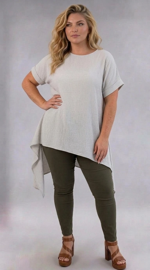 Παντελόνα γυναικεία χακί plus size - PANT202 | Candiashop Boutique, Η γυναικεία παντελόνα plus size σε βαθύ χακί χρώμα είναι η ιδανική επιλογή για κάθε γυναίκα που αναζητά άνεση και στυλ ταυτόχρονα. Με λεία υφή και μονόχρωμο σχέδιο, αναδεικνύει τη σιλουέτα χάρη στην εφαρμοστή γραμμή που ακολουθεί τις καμπύλες του σώματος με χάρη και κομψότητα. Το ψηλόμεσο κόψιμό της επιμηκύνει οπτικά τη φιγούρα, κάνοντάς την ιδιαίτερα κολακευτική για plus size σώματα. Μπορεί να φορεθεί με λευκή oversized μπλούζα ή τούνικ για ένα casual chic αποτέλεσμα, όπως φαίνεται στη φωτογραφία, ενώ συνδυάζεται εξίσου ωραία με πλεκτά, πουκάμισα ή κοντά σακάκια. Ταιριάζει τέλεια με πλατφόρμες ή μποτάκια για να ολοκληρώσετε το look σας. Κατάλληλη για καθημερινές εξόδους, επαγγελματικά ραντεβού ή βόλτες με φίλες, αυτή η παντελόνα αποτελεί must-have κομμάτι για κάθε εποχή. Ένα αχρονολόγητο βασικό που αξίζει να έχετε στη γκαρνταρόμπα σας.