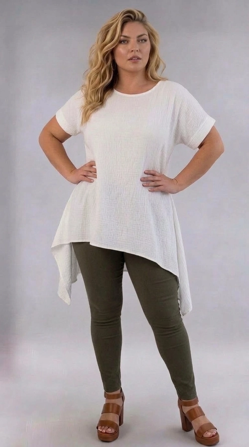 Παντελόνα γυναικεία χακί plus size - PANT202 | Candiashop Boutique, Η γυναικεία παντελόνα plus size σε βαθύ χακί χρώμα είναι η ιδανική επιλογή για κάθε γυναίκα που αναζητά άνεση και στυλ ταυτόχρονα. Με λεία υφή και μονόχρωμο σχέδιο, αναδεικνύει τη σιλουέτα χάρη στην εφαρμοστή γραμμή που ακολουθεί τις καμπύλες του σώματος με χάρη και κομψότητα. Το ψηλόμεσο κόψιμό της επιμηκύνει οπτικά τη φιγούρα, κάνοντάς την ιδιαίτερα κολακευτική για plus size σώματα. Μπορεί να φορεθεί με λευκή oversized μπλούζα ή τούνικ για ένα casual chic αποτέλεσμα, όπως φαίνεται στη φωτογραφία, ενώ συνδυάζεται εξίσου ωραία με πλεκτά, πουκάμισα ή κοντά σακάκια. Ταιριάζει τέλεια με πλατφόρμες ή μποτάκια για να ολοκληρώσετε το look σας. Κατάλληλη για καθημερινές εξόδους, επαγγελματικά ραντεβού ή βόλτες με φίλες, αυτή η παντελόνα αποτελεί must-have κομμάτι για κάθε εποχή. Ένα αχρονολόγητο βασικό που αξίζει να έχετε στη γκαρνταρόμπα σας.