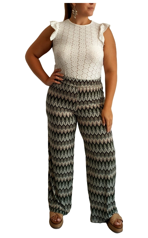 Αναβαθμίστε το καλοκαιρινό σας στυλ με αυτό το κομψό σύνολο που συνδυάζει θηλυκότητα και άνεση. Το επάνω μέρος σε λευκό εκρού χρώμα είναι κατασκευασμένο από εξαιρετικής ποιότητας διάτρητο ύφασμα με κεντητό σχέδιο, προσφέροντας μια αέρινη αίσθηση στις ζεστές μέρες. Οι χαριτωμένες βολάν λεπτομέρειες στους ώμους προσθέτουν μια παιχνιδιάρικη πινελιά στο συνολικό look. Συνδυάζεται αρμονικά με την ευρύχωρη παντελόνα σε γεωμετρικό ζικ\u002Dζακ μοτίβο, με αποχρώσεις του μαύρου, χακί και μπεζ, δημιουργώντας μια εντυπωσιακή αντίθεση. Η παντελόνα έχει φαρδιά γραμμή που κολακεύει κάθε σωματότυπο και χαρίζει άνεση σε κάθε κίνηση. Ιδανικό σύνολο για καλοκαιρινές βραδινές εξόδους, περιπάτους στην παραλία ή ακόμα και σε περιστάσεις ημι\u002Dεπίσημες όταν συνδυαστεί με τα κατάλληλα αξεσουάρ. Φορέστε το με πλατφόρμες όπως στην εικόνα ή με επίπεδα σανδάλια για μια πιο καθημερινή εμφάνιση.