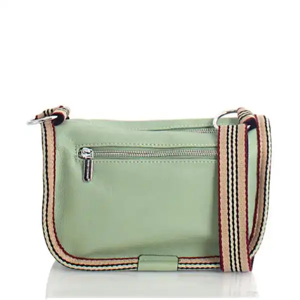 Γυναικεία τσάντα χιαστί χακί | Candiashop Boutique, Γυναικεία τσάντα χιαστί χακί. Κλείνει με φερμουάρ, διαθέτει ρυθμιζόμενο λουράκι για να μπορεί να φορεθεί και ως τσάντα ώμου.