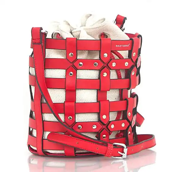 Γυναικεία τσάντα πουγκί κόκκινη | Candiashop Boutique, Γυναικεία τσάντα πουγκί χιαστί κόκκινη, από τεχνόδερμα. Κλείνει με κορδόνι και διαθέτει ρυθμιζόμενο λουράκι για να μπορεί να φορεθεί και ως τσάντα ώμου.