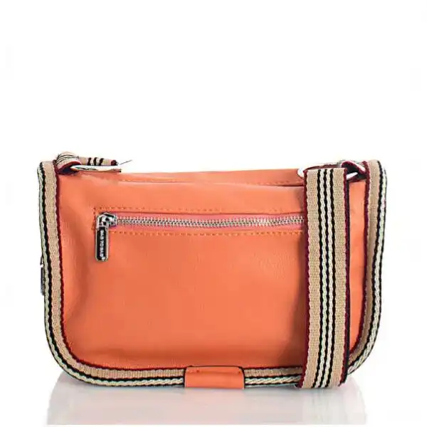 Γυναικεία τσάντα χιαστί σομόν | Candiashop Boutique, Γυναικεία τσάντα χιαστί σομόν, από τεχνόδερμα. Κλείνει με φερμουάρ, διαθέτει ρυθμιζόμενο λουράκι για να μπορεί να φορεθεί και ως τσάντα ώμου.