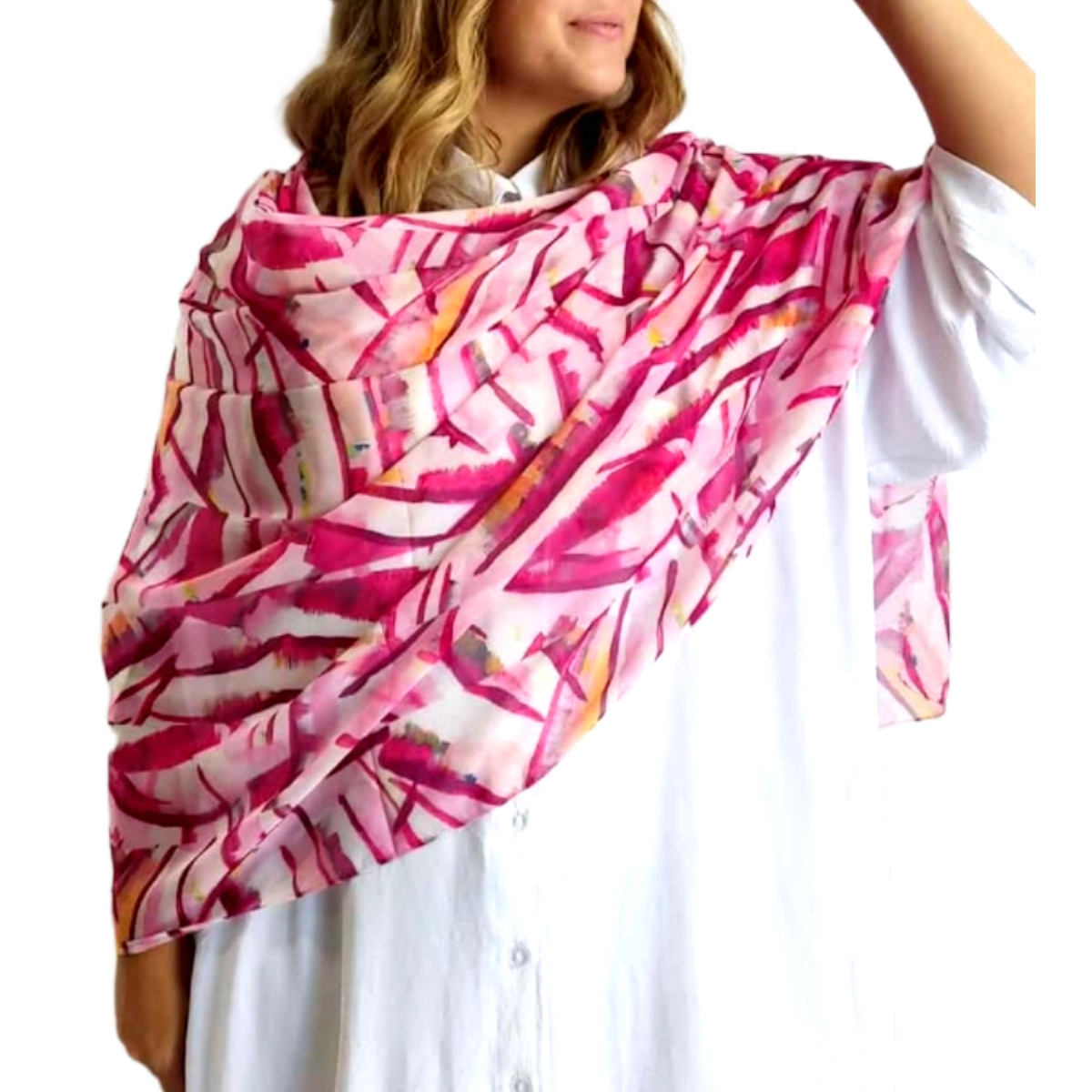 Αυτό το εντυπωσιακό φουλάρι σε αποχρώσεις του φούξια και ροζ θα αναβαθμίσει κάθε σας εμφάνιση. Κατασκευασμένο από απαλό, ελαφρύ ύφασμα που αγκαλιάζει τους ώμους με χάρη, διαθέτει ένα μοντέρνο αφηρημένο μοτίβο με ζωηρές πινελιές σε τόνους φούξια, απαλού ροζ και πορτοκαλί σε λευκό φόντο. Η ρευστή υφή του επιτρέπει πολλαπλούς τρόπους στυλιζαρίσματος \u002D φορέστε το ως παραδοσιακό φουλάρι, ως εντυπωσιακή εσάρπα ή ακόμα και ως κομψό αξεσουάρ στην τσάντα σας. Ιδανικό για καθημερινές και επίσημες περιστάσεις, συνδυάζεται τέλεια με λευκά ή μονόχρωμα ρούχα όπως το λευκό πουκάμισο που παρουσιάζεται στην εικόνα, αλλά και με τζιν ή καλοκαιρινά φορέματα. Το φωτεινό του σχέδιο προσθέτει μια νότα χρώματος σε κάθε ντύσιμο και αποτελεί την ιδανική επιλογή για να εμπλουτίσετε την ανοιξιάτικη και καλοκαιρινή σας γκαρνταρόμπα. Το μέγεθός του προσφέρει άνεση και ευελιξία, ενώ η ζωντανή του παλέτα θα τραβήξει τα βλέμματα και θα αναδείξει το προσωπικό σας στυλ.