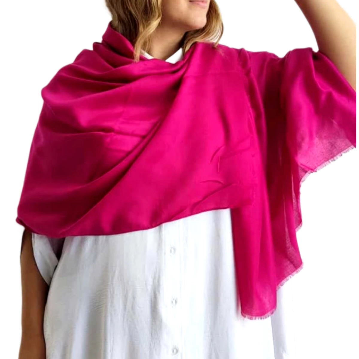 Αυτό το μεταξένιο φουλάρι σε έντονο φούξια χρώμα αποτελεί το ιδανικό αξεσουάρ για να αναβαθμίσετε κάθε σας εμφάνιση. Κατασκευασμένο από εξαιρετικής ποιότητας ύφασμα με λεπτή υφή, προσφέρει μια απαλή αίσθηση στο δέρμα και μια κομψή πινελιά χρώματος στο ντύσιμό σας. Το ζωηρό φούξια δημιουργεί έντονη αντίθεση όταν συνδυάζεται με ουδέτερα χρώματα, ενώ οι λεπτές τελειώσεις στις άκρες του προσδίδουν διακριτική κομψότητα. Ευέλικτο στη χρήση του, μπορεί να φορεθεί ως κλασικό φουλάρι γύρω από το λαιμό, ως εντυπωσιακή εσάρπα στους ώμους για βραδινές εξόδους, ή ακόμη και ως κομψό αξεσουάρ για τα μαλλιά. Συνδυάζεται τέλεια με λευκά πουκάμισα για επαγγελματικές εμφανίσεις, αλλά και με απλά μπλουζάκια για καθημερινές περιστάσεις. Το ελαφρύ του βάρος το καθιστά ιδανικό για όλες τις εποχές, ενώ οι γενναιόδωρες διαστάσεις του προσφέρουν πολλαπλές επιλογές στο styling. Ένα διαχρονικό κομμάτι που θα αναδείξει κάθε σας εμφάνιση με κομψότητα και στυλ.