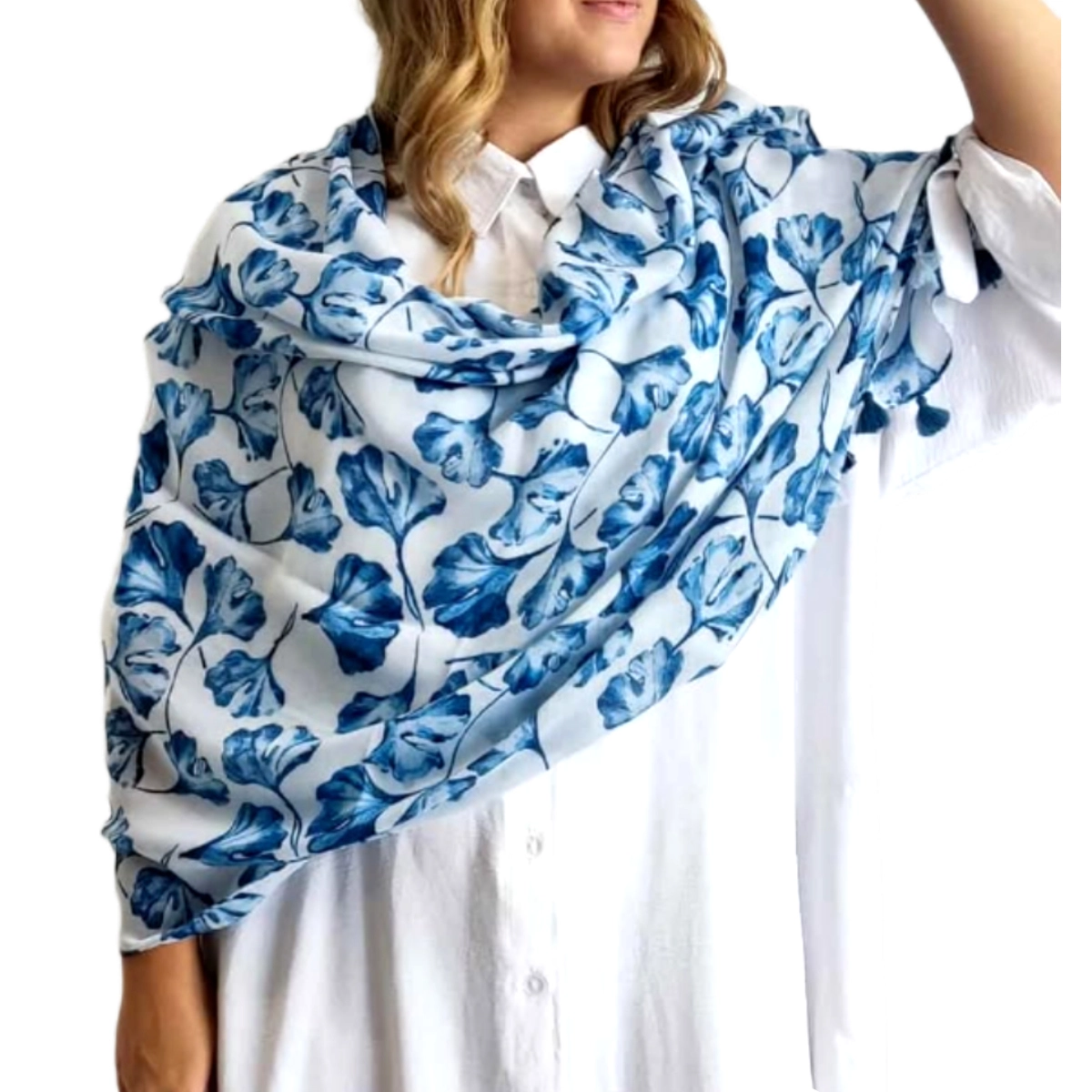 Αυτό το κομψό φουλάρι σε λευκό φόντο με εντυπωσιακό μοτίβο από γαλάζια και μπλε ρουά φύλλα θα αναβαθμίσει αμέσως κάθε σας εμφάνιση. Η απαλή, ρευστή υφή του αγκαλιάζει τους ώμους με χάρη, προσφέροντας μια αίσθηση πολυτέλειας και άνεσης. Το φλοράλ σχέδιο με τα κομψά μπλε φύλλα δημιουργεί μια αίσθηση δροσιάς και κομψότητας, θυμίζοντας παραδοσιακή ελληνική κεραμική. Φορέστε το με ένα απλό λευκό πουκάμισο όπως παρουσιάζεται στην εικόνα για μια κλασική εμφάνιση, ή συνδυάστε το με μονόχρωμα φορέματα σε ουδέτερες αποχρώσεις για να αναδείξετε το έντονο μοτίβο του. Ιδανικό για ανοιξιάτικες και καλοκαιρινές εξόδους, επαγγελματικές συναντήσεις ή κομψές βραδινές περιστάσεις. Το μέγεθός του είναι ιδανικό για πολλαπλούς τρόπους δεσίματος \u002D φορέστε το ως εντυπωσιακό αξεσουάρ στο λαιμό, ως στολίδι στους ώμους ή ακόμα και ως κομψή ζώνη στη μέση σας.