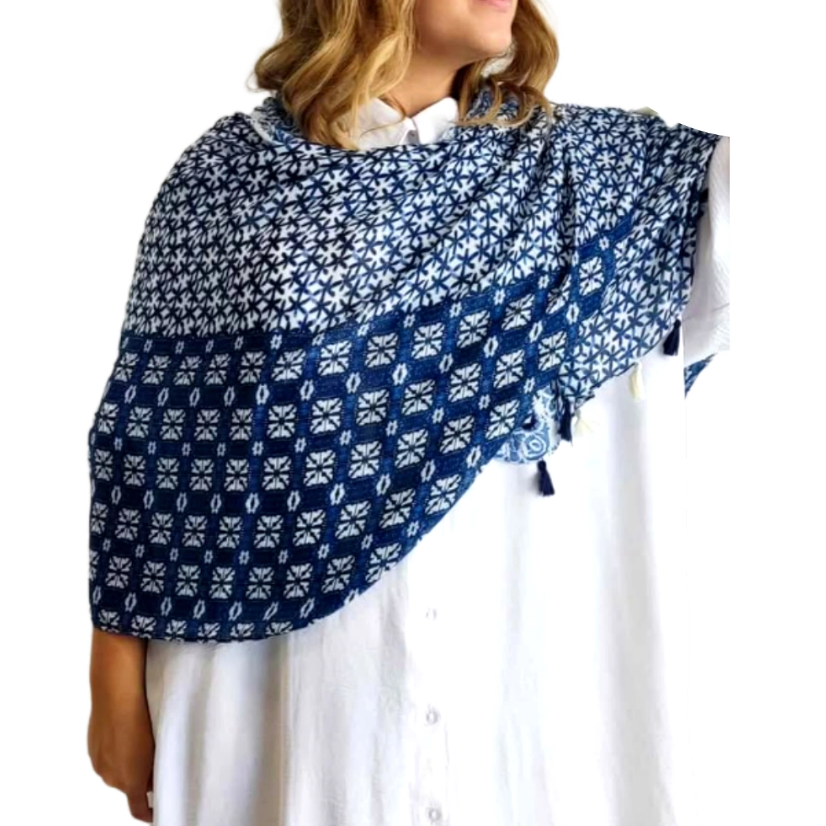 Αυτό το κομψό γυναικείο φουλάρι σε αποχρώσεις βαθύ μπλε και λευκού αποτελεί την ιδανική προσθήκη στη γκαρνταρόμπα σας. Το παραδοσιακό γεωμετρικό μοτίβο με τα διακριτικά αστεροειδή σχέδια δημιουργεί μια εντυπωσιακή αντίθεση που τραβάει το βλέμμα. Το φουλάρι διαθέτει δύο διαφορετικά μοτίβα \u002D ένα λεπτότερο στο πάνω μέρος και ένα πιο έντονο στο κάτω, προσφέροντας μια ενδιαφέρουσα οπτική διάσταση. Η ελαφριά του υφή το καθιστά ιδανικό για όλες τις εποχές, ενώ οι διακριτικές φούντες στις άκρες προσθέτουν μια παιχνιδιάρικη λεπτομέρεια. Μπορεί να φορεθεί με αμέτρητους τρόπους \u002D ως κλασικό φουλάρι λαιμού, ως στιλάτη εσάρπα πάνω από λευκό πουκάμισο όπως απεικονίζεται, ή ακόμα και ως κομψό αξεσουάρ για τα μαλλιά. Συνδυάζεται άψογα με καθημερινά λευκά ή μονόχρωμα ρούχα, προσθέτοντας μια νότα κομψότητας σε κάθε εμφάνιση. Ιδανικό για περιστάσεις από καθημερινές βόλτες μέχρι επαγγελματικές συναντήσεις, αυτό το διαχρονικό κομμάτι θα αναβαθμίσει κάθε σας εμφάνιση με την ελληνική του αισθητική και το κ