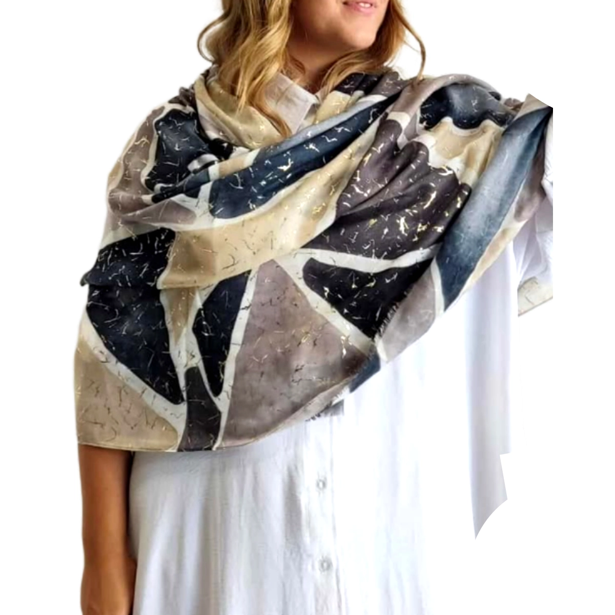 Κομψό φουλάρι με μοντέρνο γεωμετρικό σχέδιο σε εντυπωσιακούς χρωματικούς συνδυασμούς. Το μεταξένιο αυτό αξεσουάρ διαθέτει ένα αφηρημένο μοτίβο με τμήματα σε βαθύ ναυτικό μπλε, απαλό μπεζ, γκρι\u002Dκαφέ και λευκές λεπτομέρειες που δημιουργούν μια αίσθηση κίνησης. Η επιφάνειά του διακοσμείται με διακριτικά χρυσαφένια στίγματα που προσθέτουν μια πινελιά πολυτέλειας. Το φαρδύ μέγεθος του φουλαριού το καθιστά ιδανικό για πολλαπλούς τρόπους δεσίματος \u002D φορέστε το χαλαρά ριγμένο στους ώμους, τυλιγμένο γύρω από το λαιμό ή ακόμα και ως εντυπωσιακό αξεσουάρ στα μαλλιά. Συνδυάζεται τέλεια με λευκά ή μονόχρωμα ρούχα σε ουδέτερες αποχρώσεις, προσθέτοντας κομψότητα σε καθημερινά ή επίσημα σύνολα. Ιδανικό για την εργασία, βραδινές εξόδους ή ακόμη και για να αναβαθμίσετε ένα απλό τζιν με λευκό πουκάμισο. Η απαλή υφή του χαρίζει άνεση καθ\u0027 όλη τη διάρκεια της ημέρας, ενώ το διαχρονικό σχέδιό του θα παραμείνει στη μόδα για πολλές σεζόν.