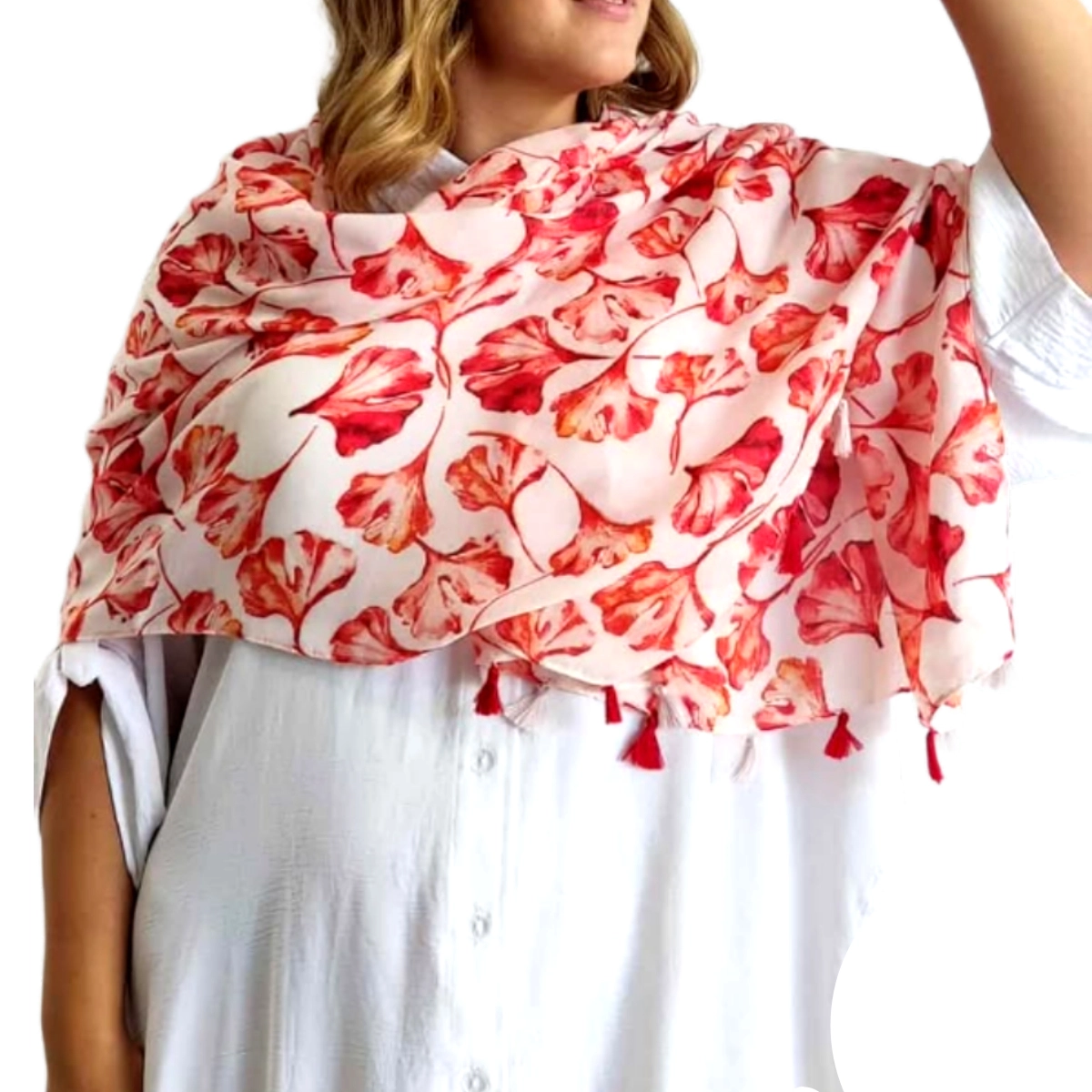 Ανακαλύψτε το κομψό φουλάρι μας με το εντυπωσιακό φλοράλ μοτίβο σε αποχρώσεις κοραλί και κόκκινου πάνω σε κρεμ φόντο. Η ελαφριά, αέρινη υφή του το καθιστά ιδανικό για όλες τις εποχές, προσφέροντας άνεση και στυλ. Οι μικρές κόκκινες φούντες στις άκρες προσθέτουν μια παιχνιδιάρικη λεπτομέρεια που αναβαθμίζει το συνολικό σχέδιο. Αυτό το πολυμορφικό αξεσουάρ μπορεί να φορεθεί με πολλούς τρόπους \u002D ως κλασικό φουλάρι λαιμού, ως εντυπωσιακή εσάρπα ώμων ή ακόμα και ως κομψό κάλυμμα κεφαλής. Συνδυάζεται τέλεια με λευκά πουκάμισα, απλά φορέματα ή casual σύνολα, προσθέτοντας μια πινελιά χρώματος και θηλυκότητας. Το ζωντανό μοτίβο με τα λουλούδια σε αποχρώσεις κερασί και σομόν δημιουργεί μια ρομαντική αίσθηση, ενώ η ποιοτική του κατασκευή εγγυάται αντοχή στο χρόνο. Ιδανικό για καθημερινές εμφανίσεις αλλά και για ιδιαίτερες περιστάσεις, αυτό το φουλάρι θα γίνει το αγαπημένο σας αξεσουάρ για κάθε εποχή.