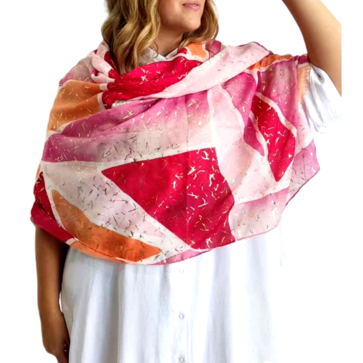 Αυτό το εντυπωσιακό γυναικείο φουλάρι αποτελεί την τέλεια προσθήκη στη γκαρνταρόμπα κάθε γυναίκας που αγαπά τα ζωηρά χρώματα. Σε μια μαγευτική παλέτα από έντονο φούξια, απαλό ροζ, πορτοκαλί και λευκό, το φουλάρι διαθέτει γεωμετρικά σχέδια με διακριτικές χρυσαφένιες λεπτομέρειες που του προσδίδουν μια αίσθηση πολυτέλειας. Το ελαφρύ, αέρινο ύφασμα αγκαλιάζει απαλά τους ώμους, δημιουργώντας έναν κομψό όγκο που μπορεί να φορεθεί με πολλούς διαφορετικούς τρόπους. Ιδανικό για ανοιξιάτικες και καλοκαιρινές εμφανίσεις, συνδυάζεται τέλεια με λευκά φορέματα όπως στην εικόνα, αλλά και με μονόχρωμα σύνολα σε ουδέτερες αποχρώσεις. Μπορεί να φορεθεί στους ώμους, γύρω από το λαιμό ή ακόμα και ως εντυπωσιακό αξεσουάρ στα μαλλιά. Η ανάλαφρη υφή του το καθιστά ιδανικό για καθημερινές εμφανίσεις, αλλά και για πιο επίσημες περιστάσεις όπως γάμους ή βραδινές εξόδους. Ένα πολυμορφικό αξεσουάρ που θα αναβαθμίσει κάθε σας εμφάνιση με χρώμα και κομψότητα.