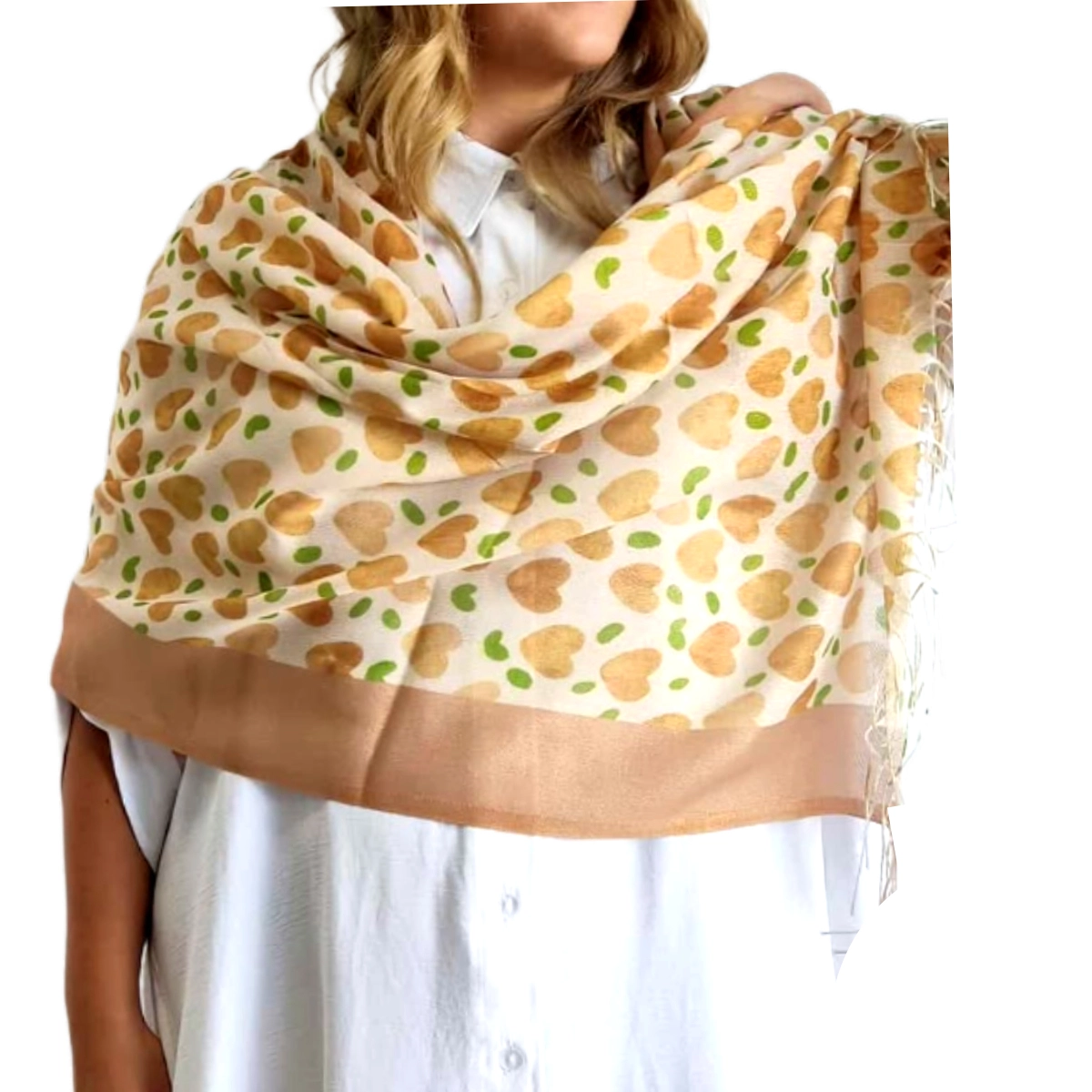 Ανακαλύψτε το κομψό μας φουλάρι με το παιχνιδιάρικο μοτίβο καρδιών σε υπέροχους χρωματικούς συνδυασμούς. Σε κρεμώδες εκρού φόντο, οι χρυσαφένιες καρδιές συνδυάζονται αρμονικά με πράσινες πινελιές, προσφέροντας μια φρέσκια και ρομαντική αίσθηση. Το φουλάρι διαθέτει κομψό τελείωμα σε απαλό σομόν χρώμα που πλαισιώνει το σχέδιο, προσθέτοντας μια επιπλέον νότα φινέτσας. Κατασκευασμένο από λεπτό, αέρινο ύφασμα που αγκαλιάζει απαλά τους ώμους, είναι ιδανικό για όλες τις εποχές. Φορέστε το με μια λευκή πουκαμίσα για το γραφείο, συνδυάστε το με ένα απλό φόρεμα για καλοκαιρινές βραδινές εξόδους ή προσθέστε χρώμα σε ένα μονόχρωμο σύνολο. Το μέγεθός του είναι ιδανικό για ποικίλους τρόπους δεσίματος \u002D ως κλασικό φουλάρι, ως εντυπωσιακό αξεσουάρ στην τσάντα σας ή ακόμα και ως κομψό μαντήλι για τα μαλλιά. Αυτό το ευέλικτο αξεσουάρ συνδυάζει την παιχνιδιάρικη θηλυκότητα με διαχρονική κομψότητα, προσθέτοντας μια μοναδική πινελιά σε κάθε σας εμφάνιση.