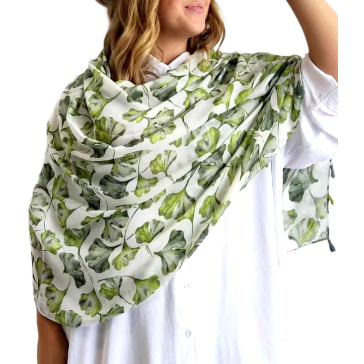 Αυτό το εκλεπτυσμένο φουλάρι με βοτανικό μοτίβο αποτελεί την τέλεια προσθήκη στη γκαρνταρόμπα σας. Σε λευκό φόντο, διακοσμείται με ζωντανά πράσινα φύλλα σε διάφορες αποχρώσεις του χλωρού και σμαραγδί, δημιουργώντας ένα φρέσκο, φυσικό σχέδιο που θυμίζει ανοιξιάτικο κήπο. Η απαλή, ρευστή υφή του υφάσματος προσφέρει κομψή πτύχωση και άνετη εφαρμογή, ενώ οι διαστάσεις του επιτρέπουν ποικίλους τρόπους στυλιζαρίσματος. Ιδανικό για καθημερινές εμφανίσεις αλλά και για πιο επίσημες περιστάσεις, συνδυάζεται άψογα με λευκά πουκάμισα, μονόχρωμα φορέματα ή casual σύνολα. Μπορεί να φορεθεί ως παραδοσιακό φουλάρι στο λαιμό, ως εντυπωσιακή εσάρπα στους ώμους ή ακόμα και ως κομψό αξεσουάρ στα μαλλιά ή στην τσάντα σας. Το βοτανικό μοτίβο προσθέτει μια νότα φυσικής κομψότητας σε κάθε εμφάνιση, καθιστώντας το φουλάρι αυτό απαραίτητο για την άνοιξη και το καλοκαίρι.