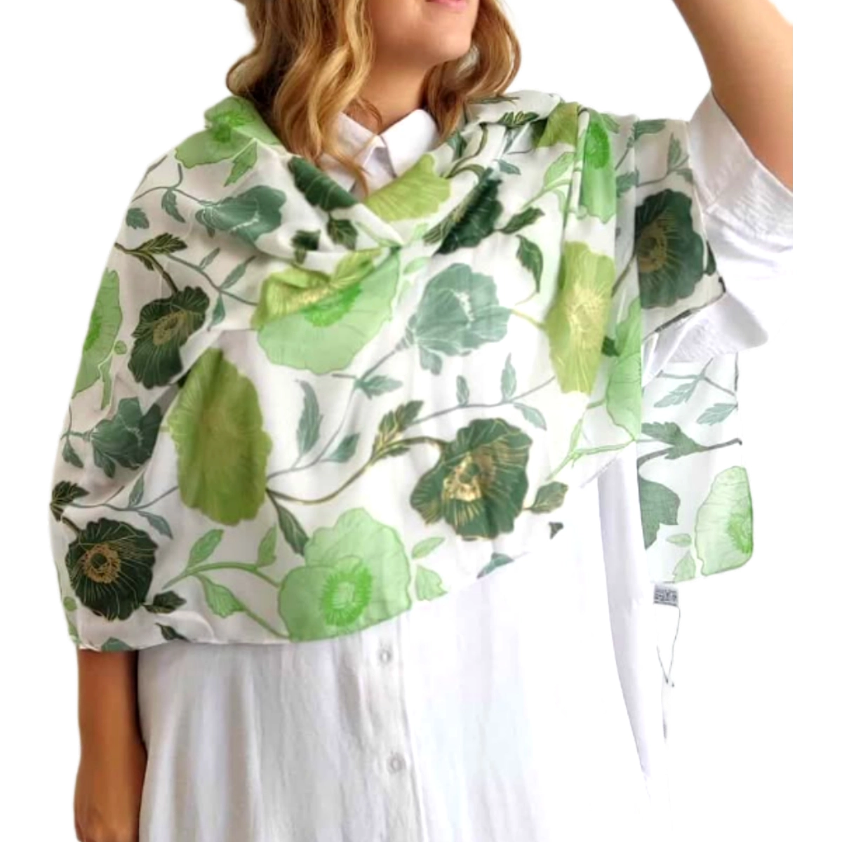 Κομψό φουλάρι με μοναδικό βοτανικό μοτίβο σε λευκό φόντο, διακοσμημένο με υπέροχα λουλούδια σε διάφορες αποχρώσεις του πράσινου. Από το ανοιχτό χλωρό έως το βαθύ σμαραγδί, τα φλοράλ σχέδια δημιουργούν μια αίσθηση φρεσκάδας και φυσικής ομορφιάς. Κατασκευασμένο από ελαφρύ, απαλό ύφασμα που αγκαλιάζει τους ώμους με άνεση και κομψότητα. Αυτό το πολυμορφικό αξεσουάρ μπορεί να φορεθεί με αμέτρητους τρόπους \u002D ως κλασικό φουλάρι γύρω από το λαιμό, ως εντυπωσιακή εσάρπα στους ώμους ή ακόμα και ως κομψό κάλυμμα κεφαλής. Συνδυάζεται τέλεια με λευκά ή μονόχρωμα ρούχα, όπως το λευκό πουκάμισο που φαίνεται στην εικόνα, προσθέτοντας μια πινελιά χρώματος και ζωντάνιας στο σύνολό σας. Ιδανικό για ανοιξιάτικες και καλοκαιρινές εμφανίσεις, από καθημερινές βόλτες μέχρι κομψές απογευματινές εξόδους. Το διακριτικό λογότυπο εγγυάται την ποιότητα κατασκευής και την προσοχή στη λεπτομέρεια.