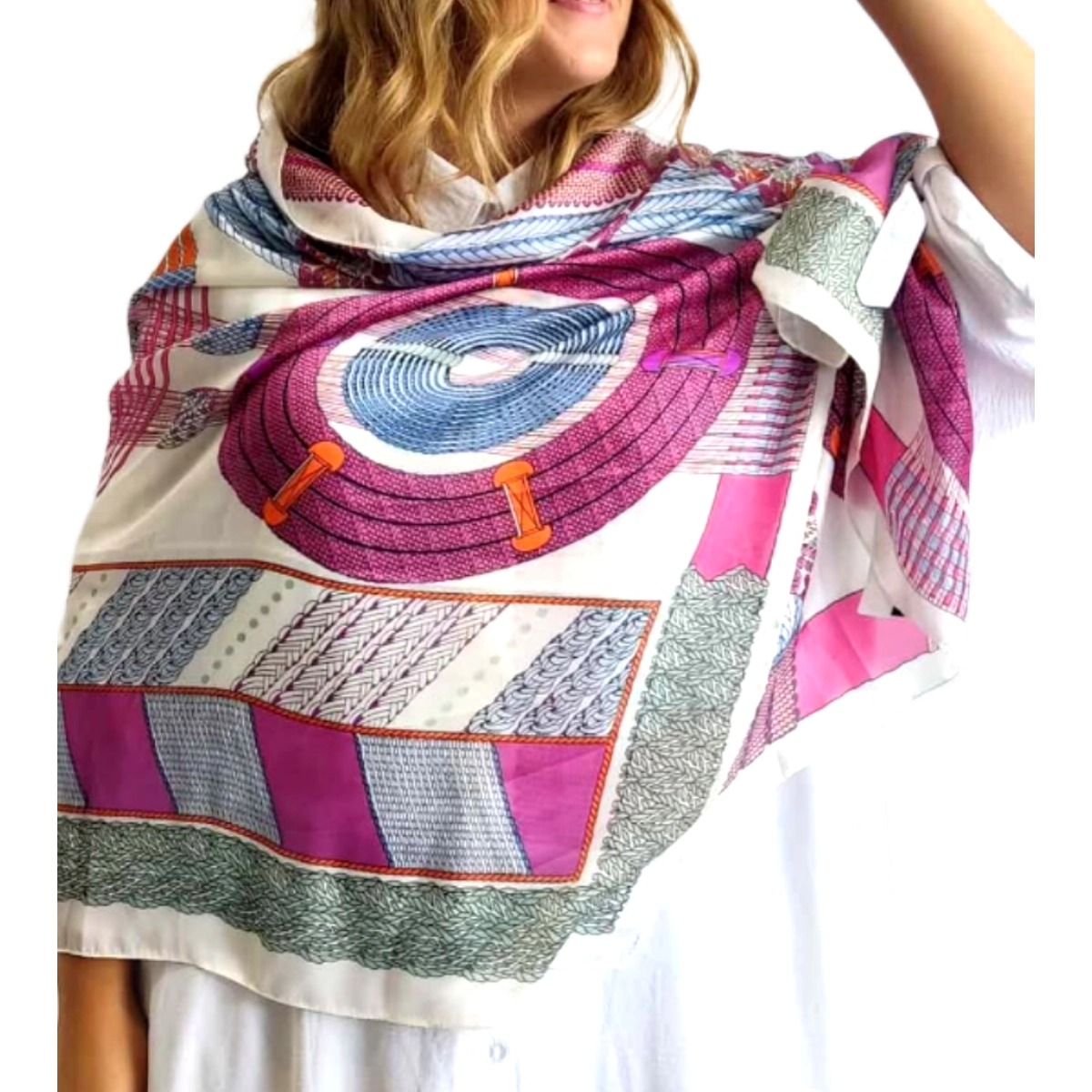 Αυτό το εντυπωσιακό μεταξωτό φουλάρι αποτελεί ένα αριστούργημα χρωμάτων και σχεδίων που θα αναβαθμίσει κάθε σας εμφάνιση. Διαθέτει μια πλούσια παλέτα χρωμάτων με κυρίαρχα το φούξια, το γαλάζιο, το λευκό και το πράσινο της μέντας, ενώ πορτοκαλί λεπτομέρειες προσθέτουν ζωντάνια στο σύνολο. Το εντυπωσιακό γεωμετρικό μοτίβο με κύκλους, τετράγωνα και γραμμικά σχέδια δημιουργεί μια μοντέρνα αισθητική με καλλιτεχνική διάθεση. Το φουλάρι είναι αρκετά μεγάλο και ευέλικτο, επιτρέποντας πολλαπλούς τρόπους στυλιζαρίσματος: τυλίξτε το χαλαρά γύρω από το λαιμό, φορέστε το ως σάρπα στους ώμους ή δέστε το στην τσάντα σας για μια πινελιά χρώματος. Ιδανικό για καθημερινές εμφανίσεις αλλά και για πιο επίσημες περιστάσεις, συνδυάζεται τέλεια με μονόχρωμα ρούχα σε λευκό, μαύρο ή σε οποιαδήποτε από τις αποχρώσεις του. Η εξαιρετική ποιότητα του υφάσματος προσφέρει απαλή αίσθηση στο δέρμα και αντοχή στον χρόνο, καθιστώντας το ένα διαχρονικό αξεσουάρ για κάθε γυναικεία γκαρνταρόμπα.