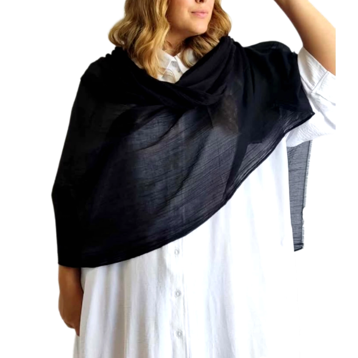 Αυτό το κομψό φουλάρι σε βαθύ μαύρο χρώμα αποτελεί την ιδανική προσθήκη στη γκαρνταρόμπα κάθε γυναίκας. Κατασκευασμένο από ελαφρύ, διάφανο ύφασμα, προσφέρει μια αέρινη αίσθηση που συνδυάζει την κομψότητα με την πρακτικότητα. Η λεπτή υφή του επιτρέπει να πέφτει απαλά στους ώμους, δημιουργώντας έναν κολακευτικό όγκο που αναβαθμίζει κάθε εμφάνιση. Το φουλάρι μπορεί να φορεθεί με πολλαπλούς τρόπους \u002D τυλιγμένο γύρω από τους ώμους όπως στην εικόνα, δεμένο στο λαιμό, ή ακόμα και ως κομψό αξεσουάρ για τα μαλλιά. Συνδυάζεται άψογα με λευκά πουκάμισα και φορέματα, προσθέτοντας μια νότα διαχρονικής κομψότητας. Ιδανικό τόσο για επαγγελματικές περιστάσεις όσο και για βραδινές εξόδους. Η απλή, μινιμαλιστική σχεδίαση του το καθιστά ευέλικτο αξεσουάρ που ταιριάζει με κάθε στυλ ντυσίματος, ενώ η ποιότητα του υφάσματος εξασφαλίζει άνεση και ανθεκτικότητα. Ένα διαχρονικό κομμάτι που θα αναβαθμίσει την εμφάνισή σας με κομψότητα και στυλ.