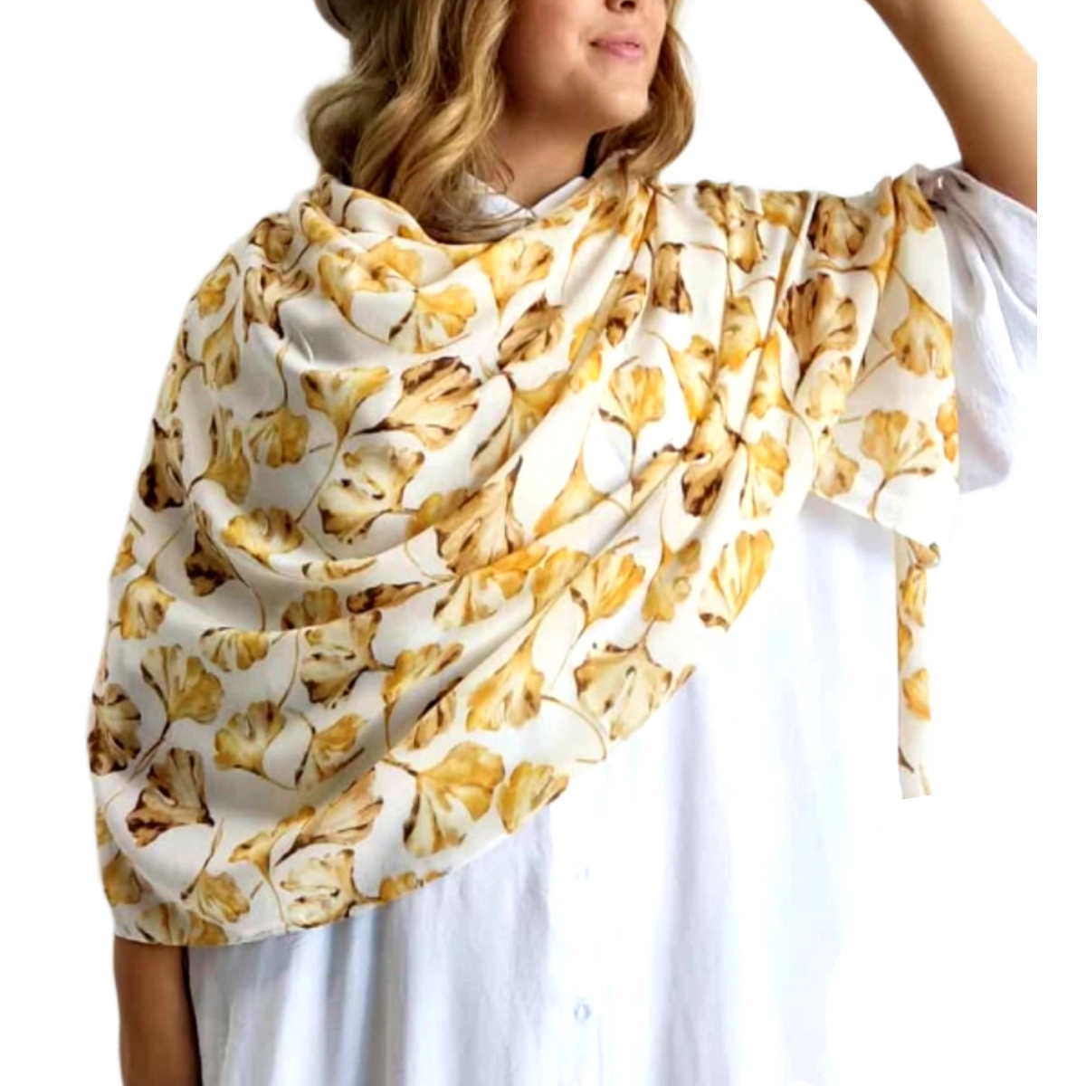 Κομψό φουλάρι με εντυπωσιακό σχέδιο χρυσοκίτρινων φύλλων σε λευκό φόντο, ιδανικό για να προσθέσει μια πινελιά φινέτσας σε κάθε σας εμφάνιση. Το απαλό, ρευστό ύφασμα αγκαλιάζει τους ώμους με χάρη, δημιουργώντας μια αίσθηση πολυτέλειας και άνεσης. Τα ζεστά χρυσαφί και ώχρα μοτίβα των φύλλων δημιουργούν μια όμορφη αντίθεση με το κρεμώδες λευκό φόντο, καθιστώντας το ένα διαχρονικό αξεσουάρ που συνδυάζεται εύκολα. Φορέστε το με ένα απλό λευκό πουκάμισο για μια κομψή καθημερινή εμφάνιση ή συνδυάστε το με ένα μονόχρωμο φόρεμα για επίσημες περιστάσεις. Είναι εξαιρετικά ευέλικτο \u002D μπορεί να φορεθεί ως παραδοσιακό φουλάρι, ως εντυπωσιακή εσάρπα ή ακόμα και ως διακοσμητικό στοιχείο σε μια τσάντα. Το αέρινο ύφασμα είναι ιδανικό για όλες τις εποχές, προσφέροντας ζεστασιά την άνοιξη και προστασία από τον ήλιο το καλοκαίρι. Ένα απαραίτητο αξεσουάρ που θα αναβαθμίσει κάθε γκαρνταρόμπα με φυσική κομψότητα.